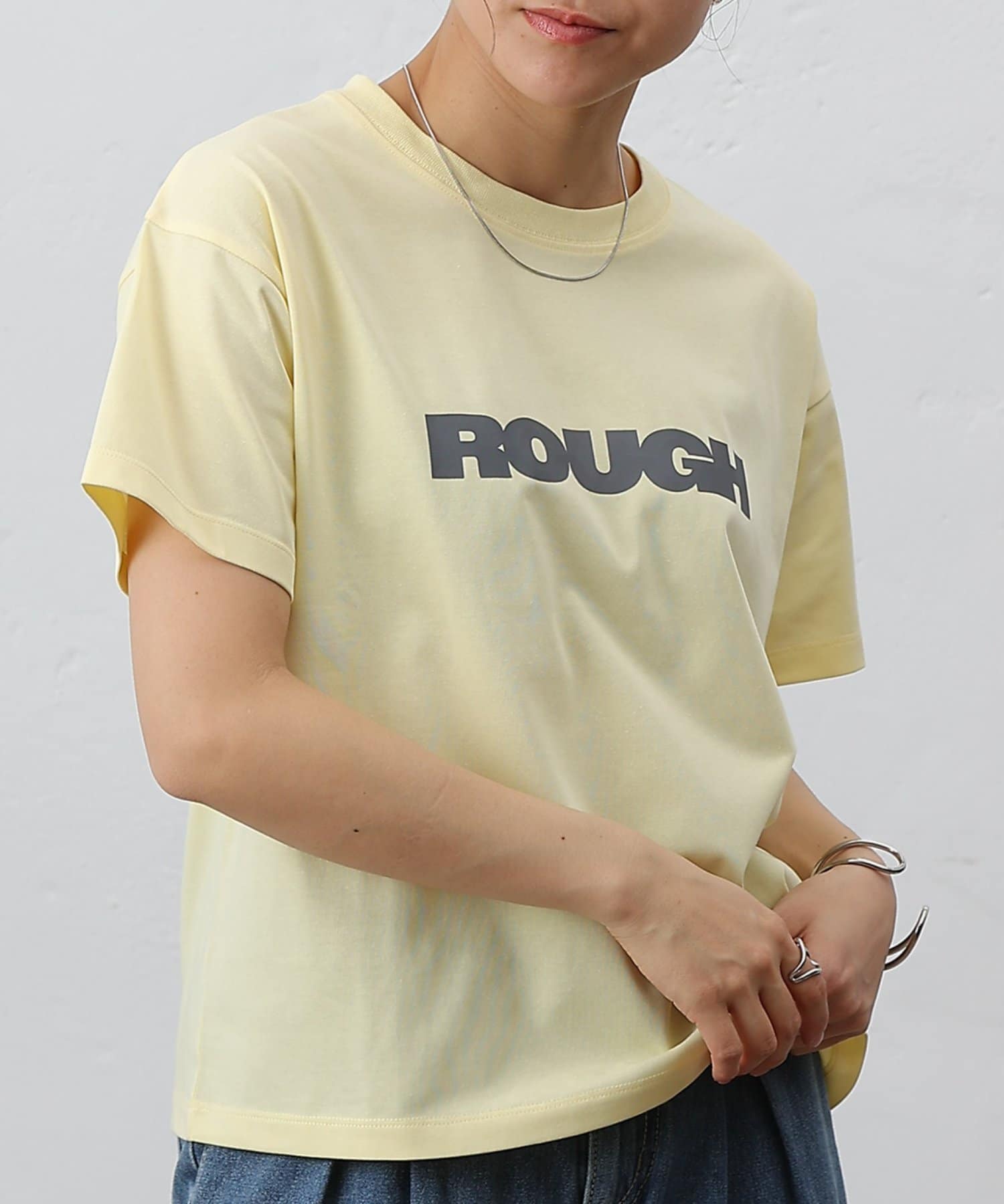 【春夏レイヤードアイテムにぴったりのロゴTシャツ】一枚着はもちろん、レイヤードのインナーとしても万能なロゴプリントTシャツ。柔らかい生地感で着心地◎インでもアウトでも使いやすいシルエットで、幅広い着回