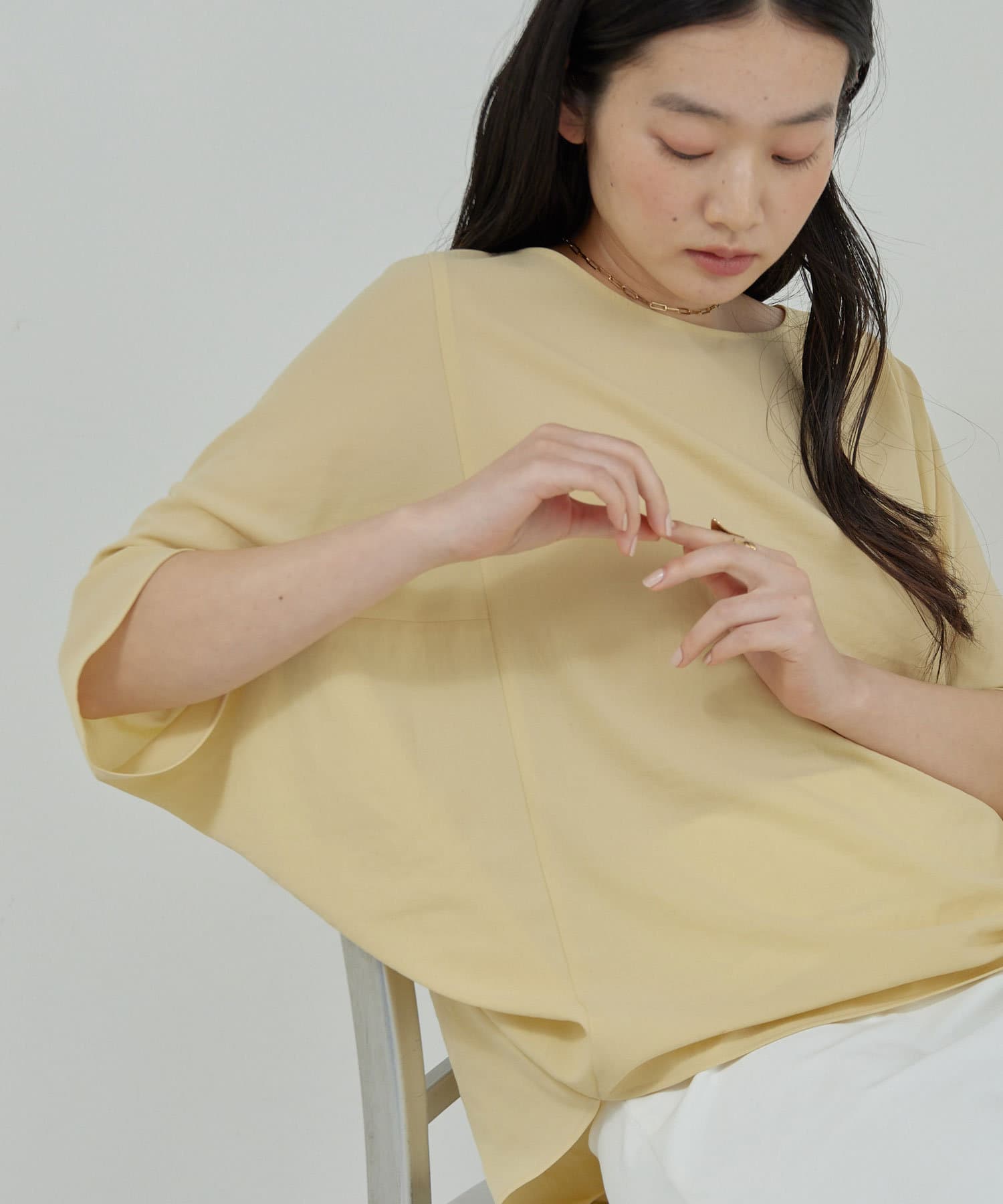 ＼「まるで着ていないみたい！」楽ちん感覚のジャージーシリーズ／清涼感と女性らしさの両立を叶える万能リラクシーブラウス●身体のラインを拾いにくい、ゆとりのあるシルエット。●顔周りがすっきりと見えるボート