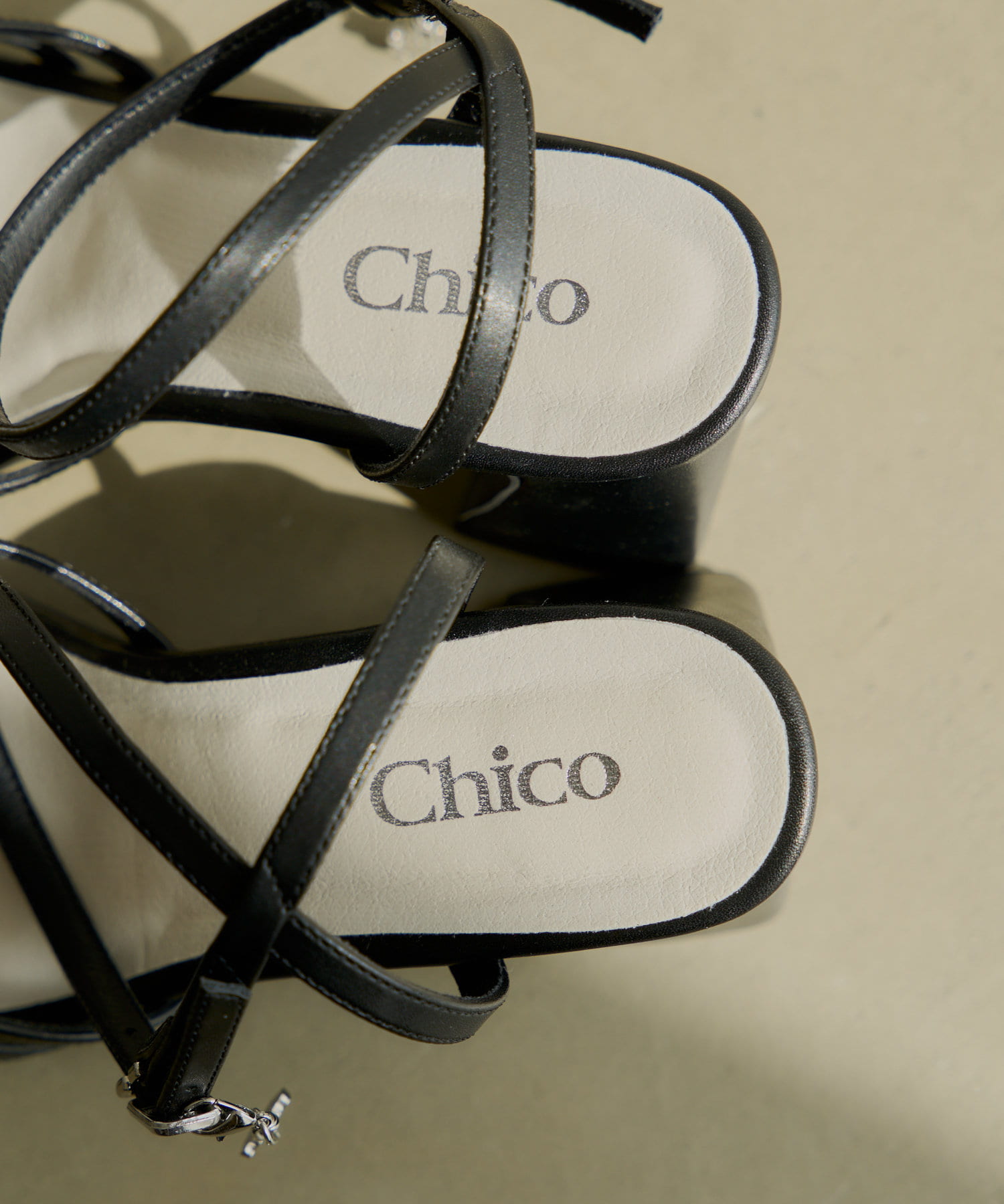 Chico(チコ) チャーム付きコードヒールサンダル
