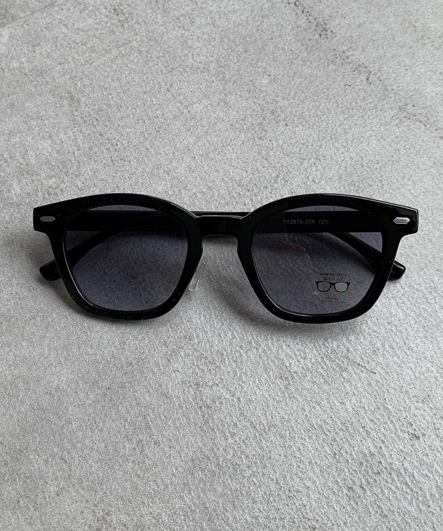 ■2025 SPRING & SUMMER ITEM■あらゆるシーンで活躍！調光/ブルーライトカットサングラスクラシックなウェリントン型をベースにした洗練されたフォルムは、どんな顔型にも馴染み