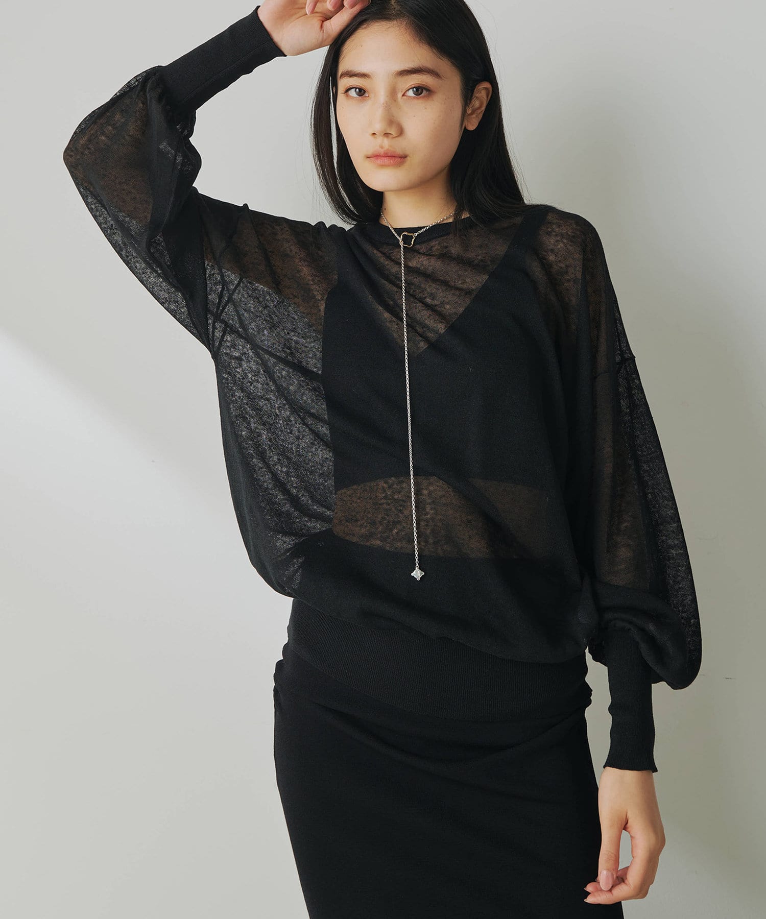 【2025SS】程よくメリハリを効かせた、リラクシーなシアーニット■程よい透け感が女性らしさを引き立てるシアーニットプルオーバー。■ネックは詰まり過ぎず程よいカジュアル感を出したデザイン。■身頃が少し