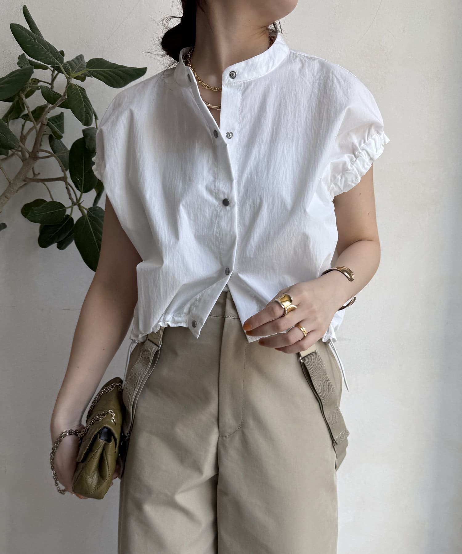 ■2025 SPRING & SUMMER ITEM■WEB限定!女性らしさと華やかさを携えたトップス！コンパクトなサイズ感はが女性らしく決まるベストが登場！ブラウスのような軽やかさと、ベスト
