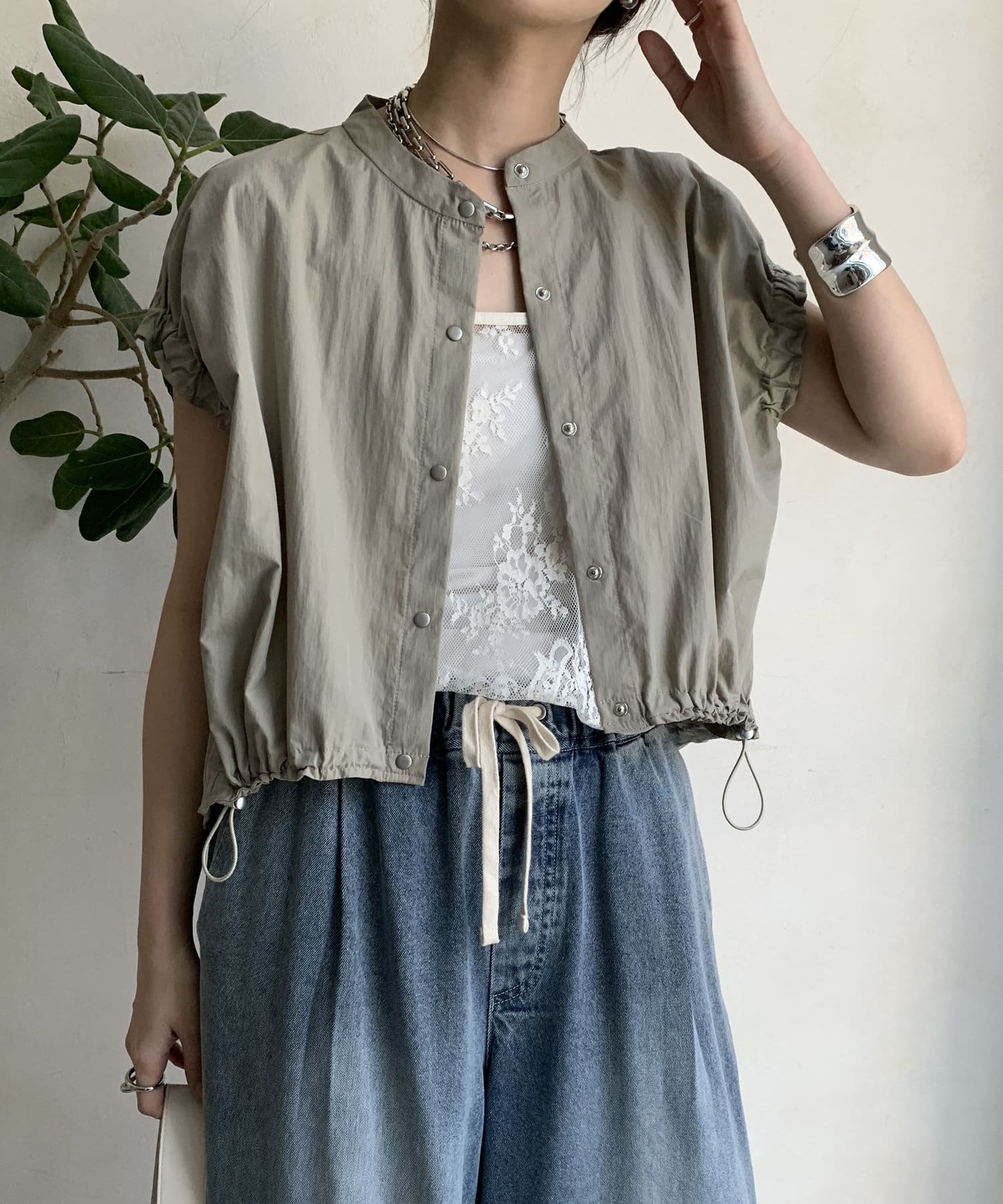 ■2025 SPRING & SUMMER ITEM■WEB限定!女性らしさと華やかさを携えたトップス！コンパクトなサイズ感はが女性らしく決まるベストが登場！ブラウスのような軽やかさと、ベスト