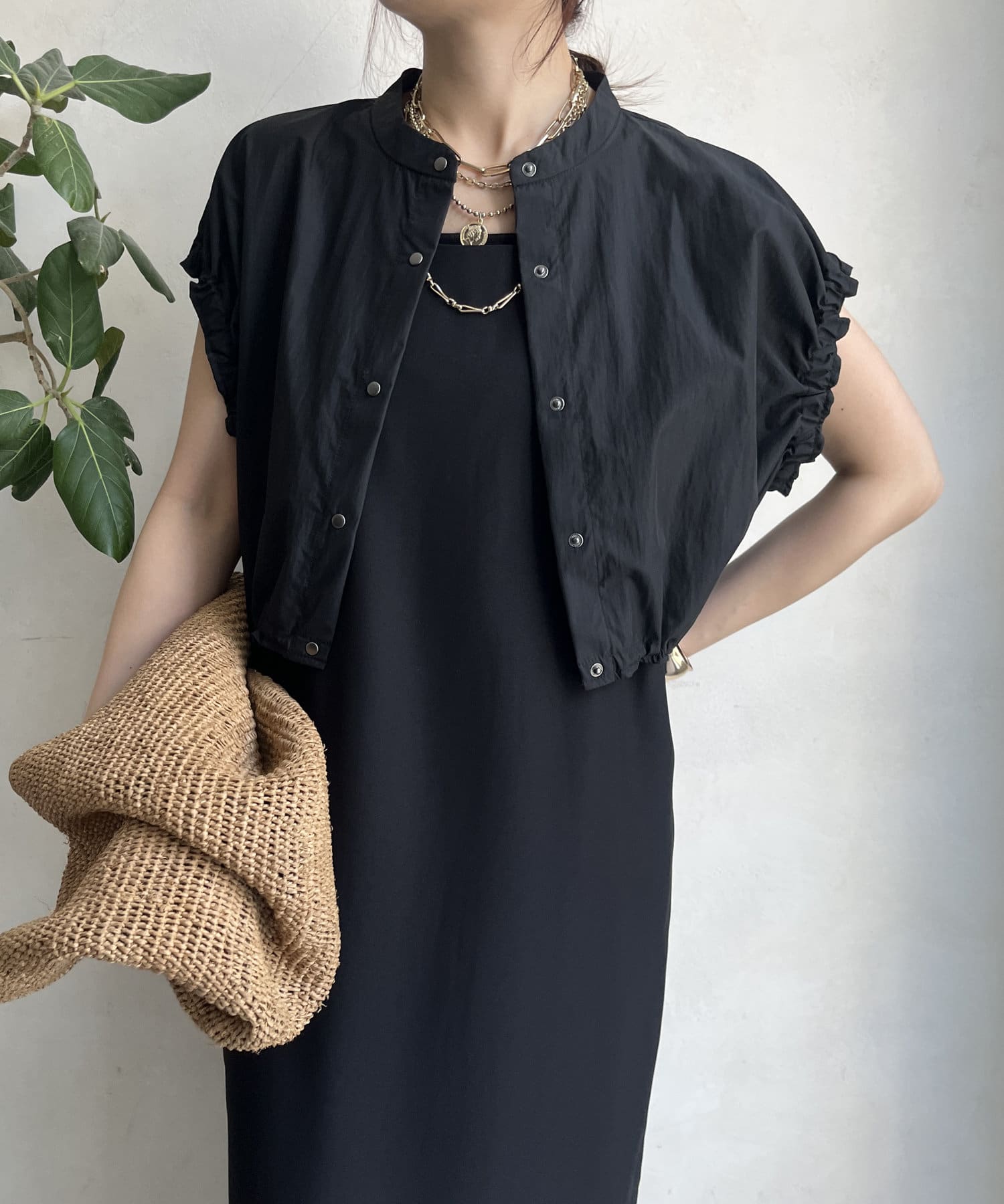 ■2025 SPRING & SUMMER ITEM■WEB限定!女性らしさと華やかさを携えたトップス！コンパクトなサイズ感はが女性らしく決まるベストが登場！ブラウスのような軽やかさと、ベスト