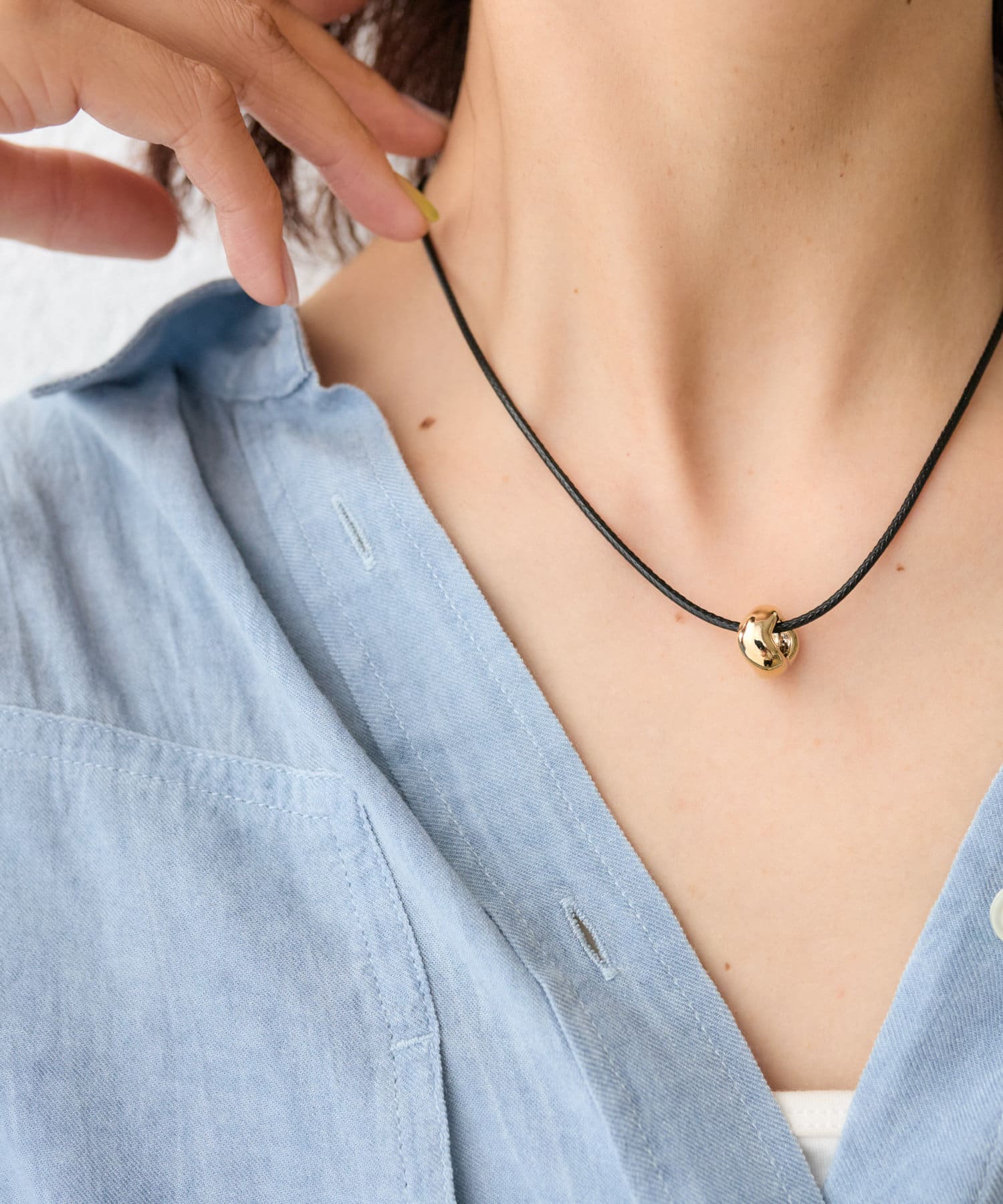 首元から大人のこなれ感をプラスしてくれる●デザイン小ぶりながらもリングモチーフがスタイリングのアクセントになるネックレス。主張しすぎない華奢なコード使いが上品です。ぷっくりとした厚みのあるモチーフは存