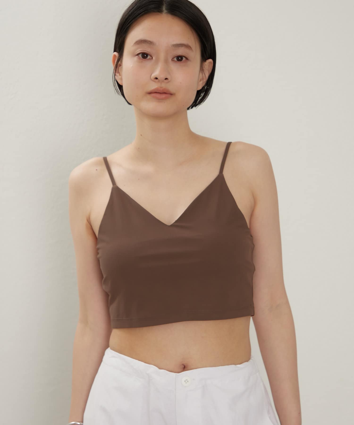 ヘルシーな印象のVネックブラトップ・すっきりとしたVネックデザインが女性らしいアイテムです。・身体のラインを拾いすぎないので、体型を気にせずリラックスして着用いただけます。・ストラップは調整可能です。