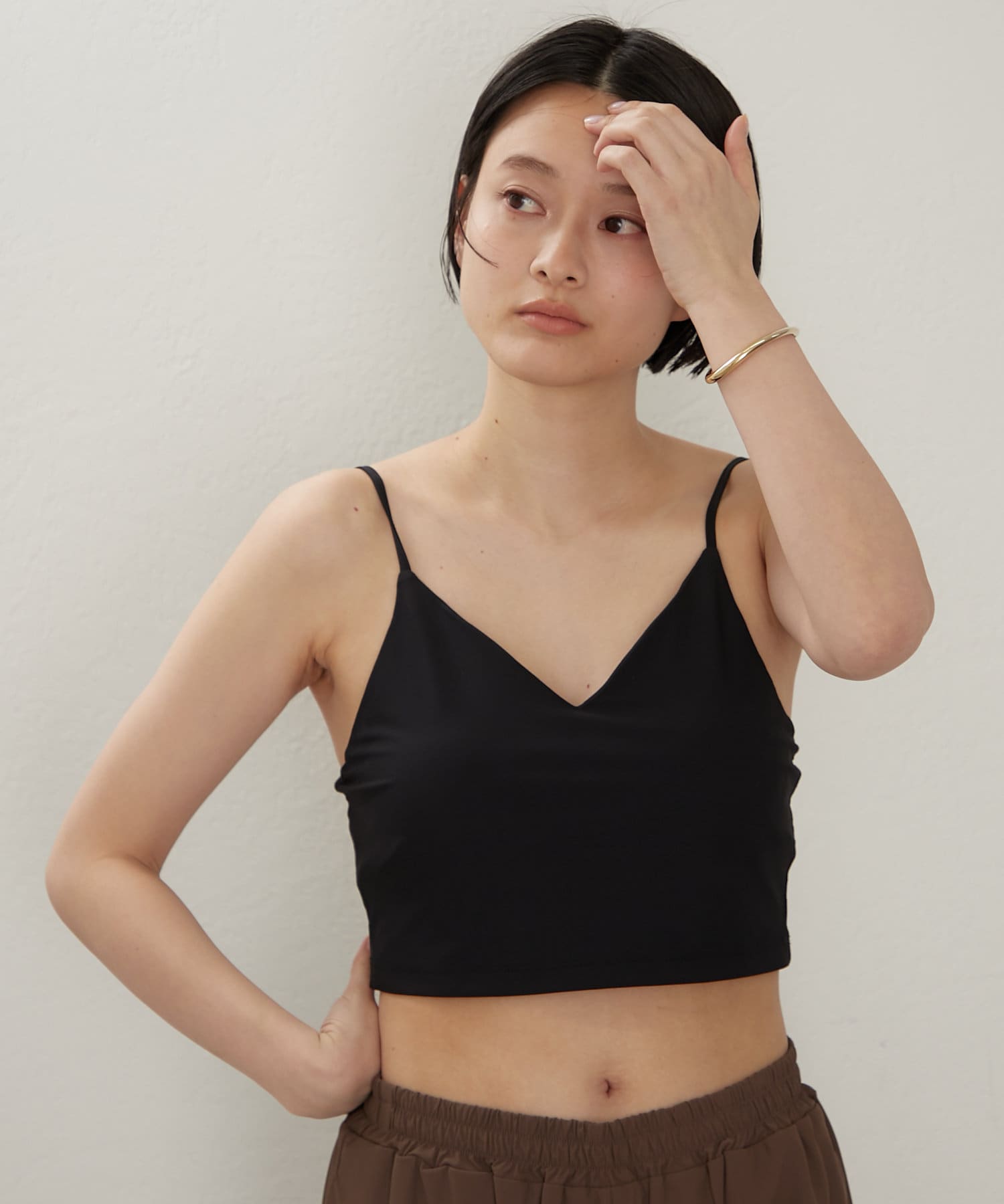 ヘルシーな印象のVネックブラトップ・すっきりとしたVネックデザインが女性らしいアイテムです。・身体のラインを拾いすぎないので、体型を気にせずリラックスして着用いただけます。・ストラップは調整可能です。