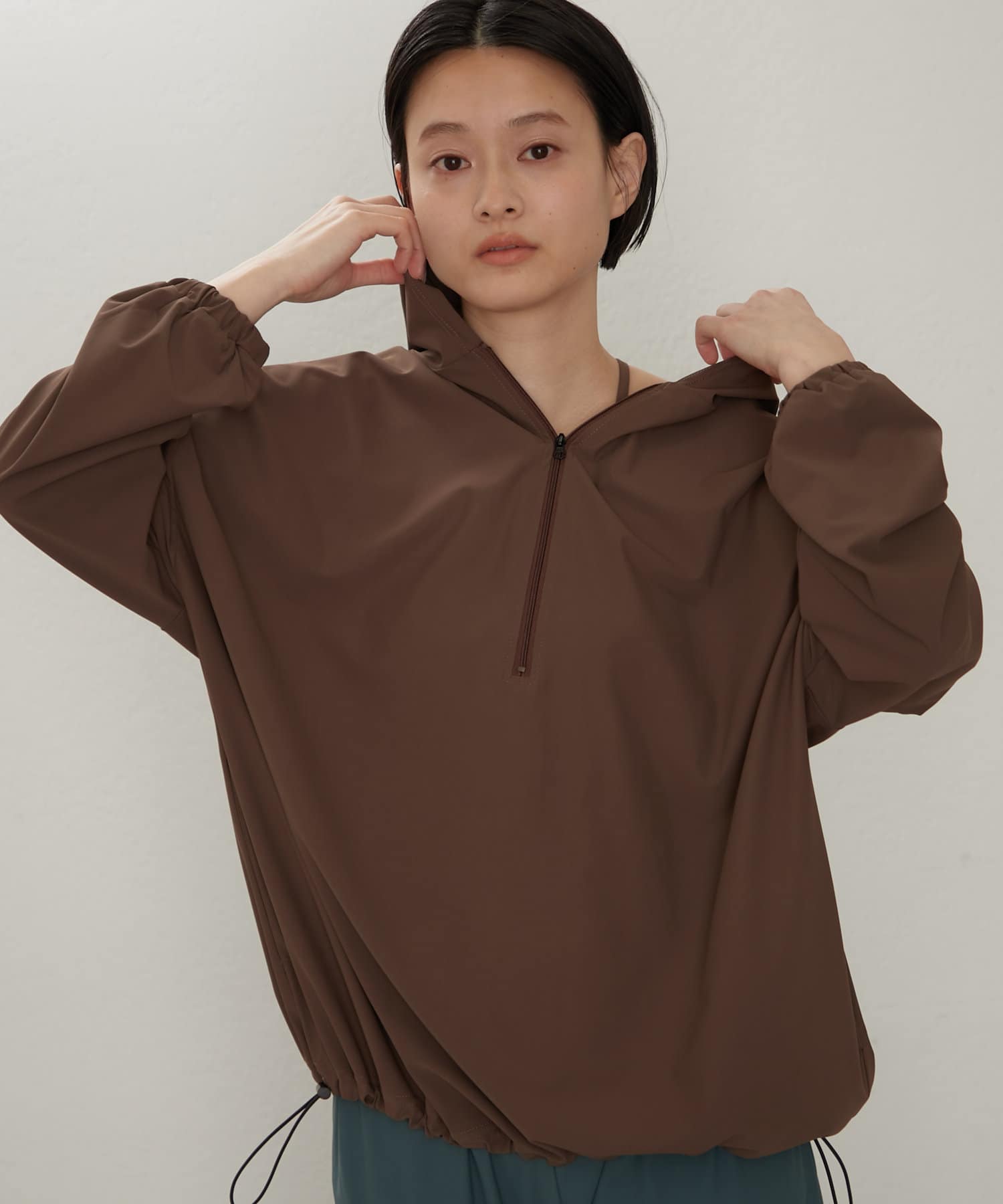 機能性・素材にも拘ったオーバーサイズが洒落ているラッシュガード・大人気のオーバーラッシュガードをフード付きにアップデート！・フード付きなので、頭まですっぽり覆うことができ、日焼け対策もばっちりです。・