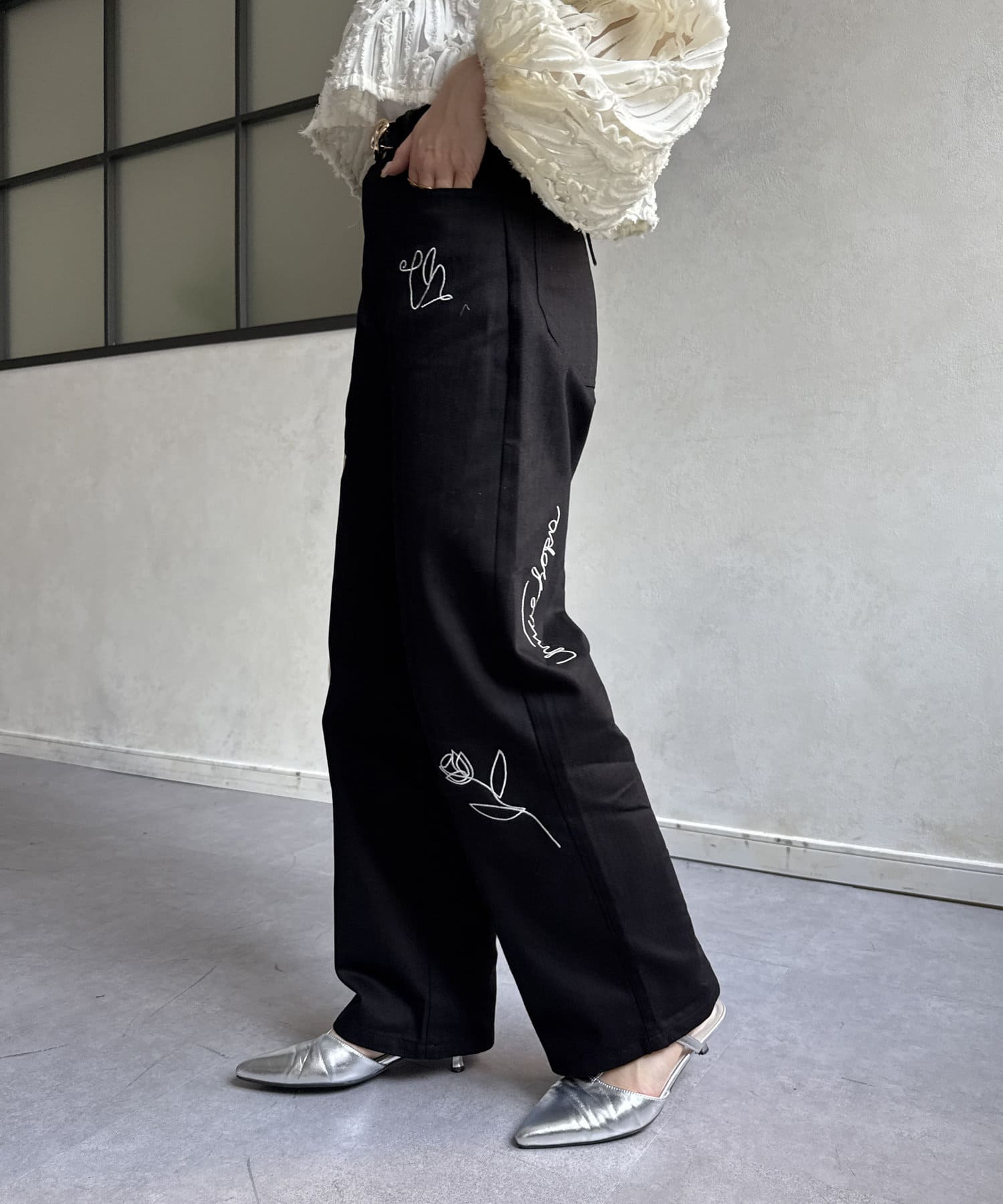 Thevon.(ゼヴォン) ペイント刺繍ワイドパンツ