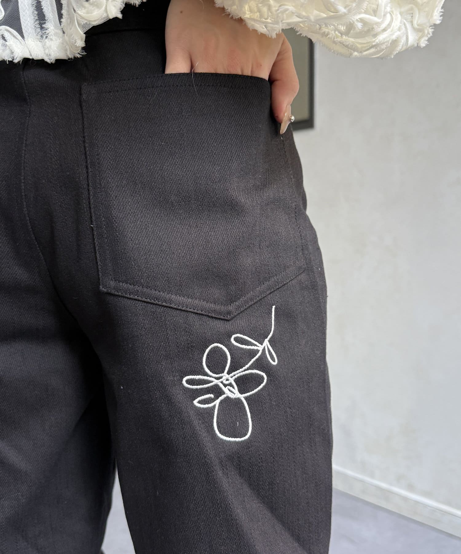 Thevon.(ゼヴォン) ペイント刺繍ワイドパンツ