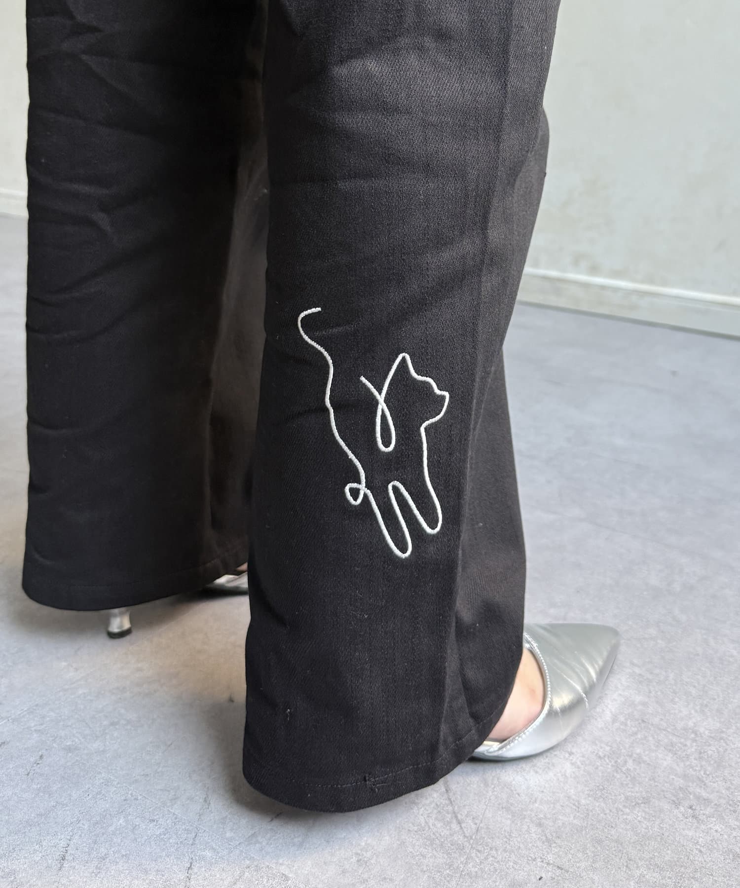 Thevon.(ゼヴォン) ペイント刺繍ワイドパンツ