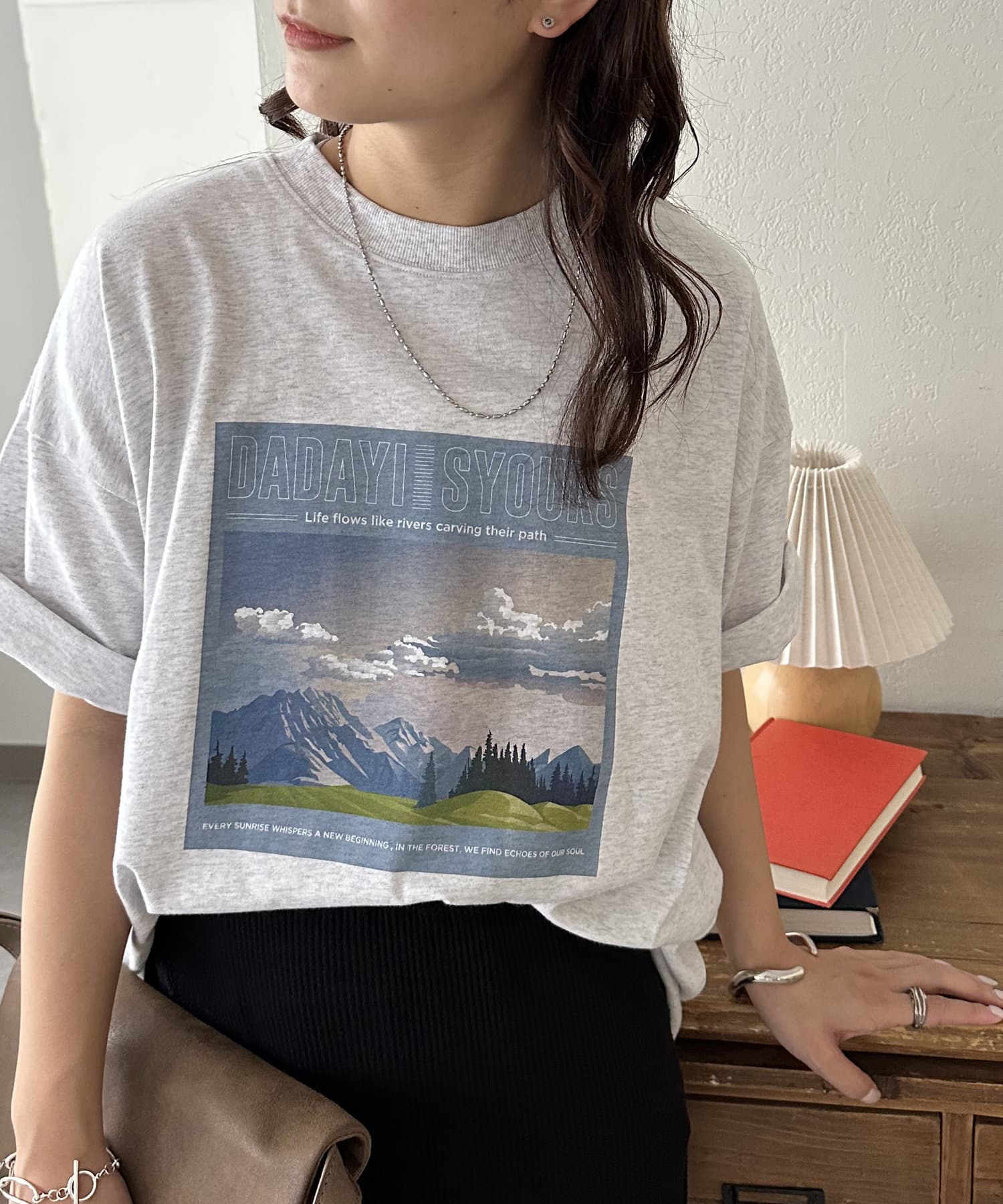 DISCOAT ONLINE LIMITED ITEM一枚で決まる主役級グラフィックTシャツ♪●デザイン繊細な風景イラストは、カジュアルながらも大人らしい品のある雰囲気を演出♪上部に控えめにあしらわれ
