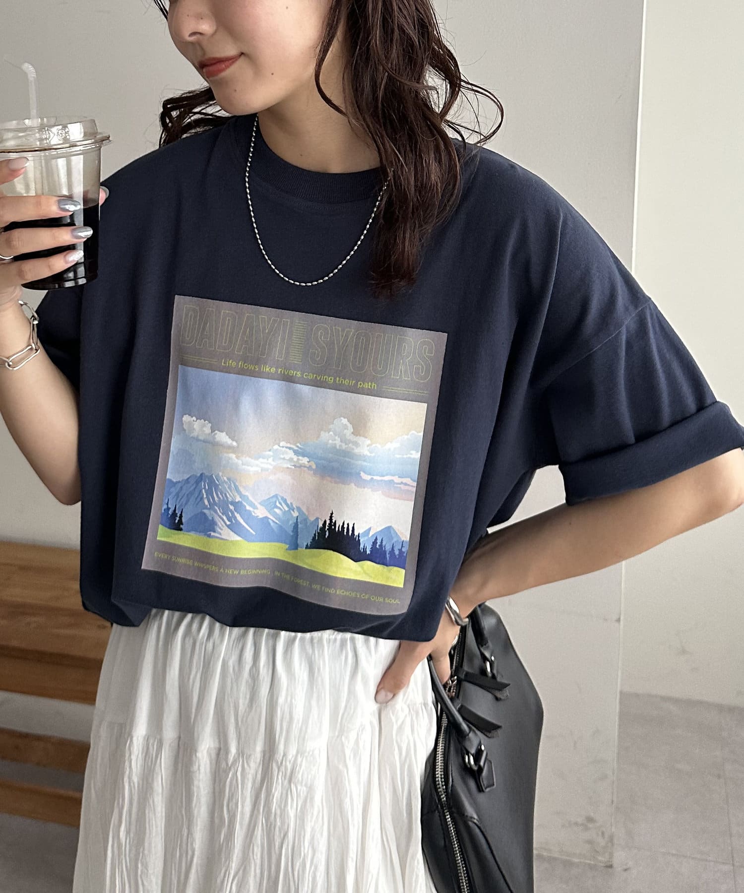 DISCOAT ONLINE LIMITED ITEM一枚で決まる主役級グラフィックTシャツ♪●デザイン繊細な風景イラストは、カジュアルながらも大人らしい品のある雰囲気を演出♪上部に控えめにあしらわれ