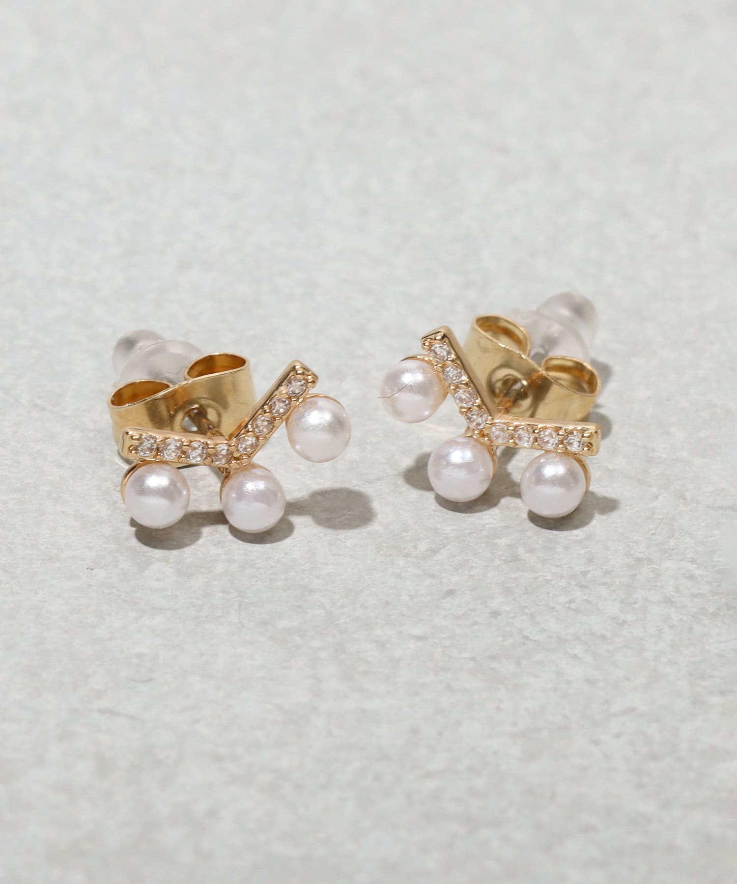 3COINS(スリーコインズ) V字パールピアス