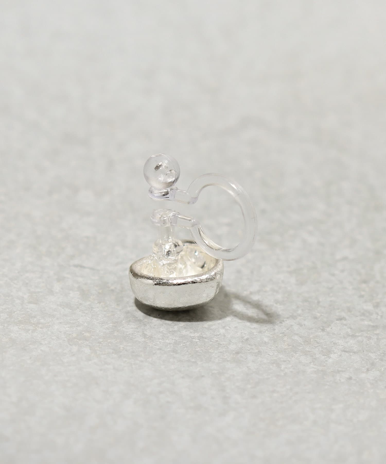 3COINS(スリーコインズ) メタルハート樹脂イヤリング