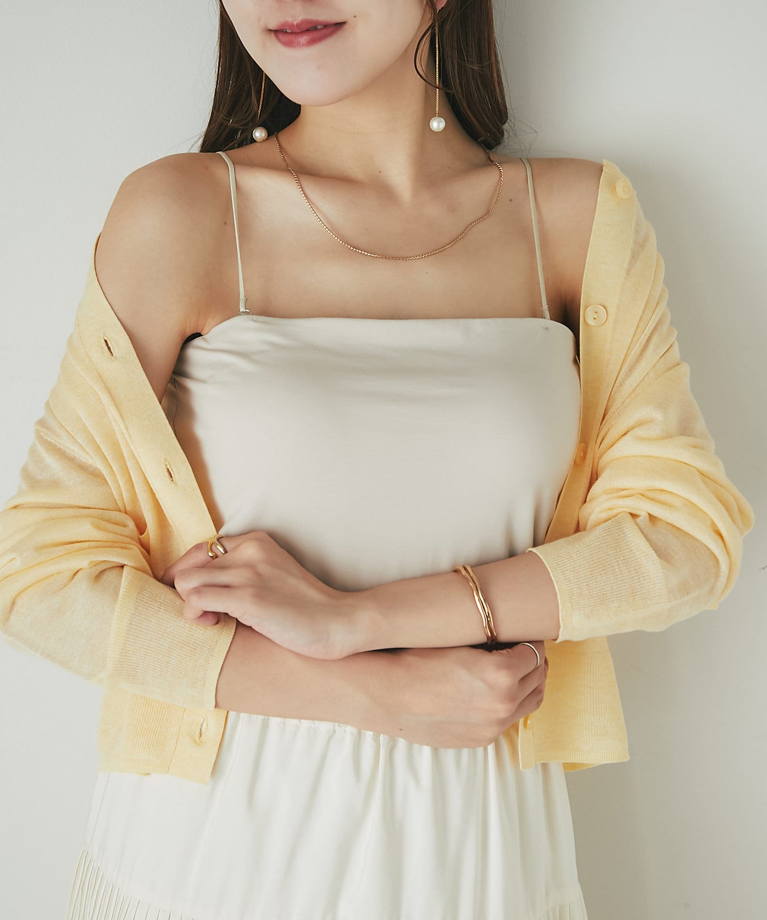 【人気スタッフmiki監修】大人気のカップ付きキャミからロング丈が登場！●デザイン柔らかな着心地で体に優しくフィットするカップ付きのキャミソール。ペチコートの役割もしてくれる着丈長めのロング丈が新登場