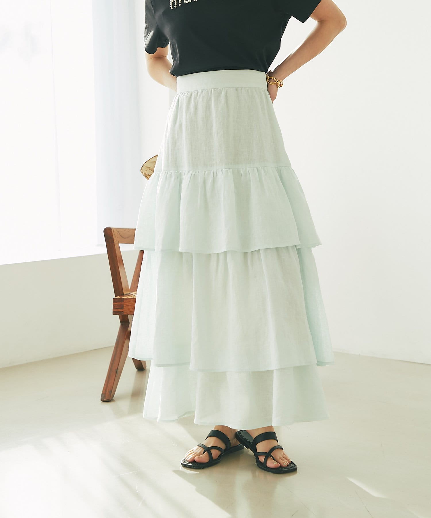 軽やかな素材感でさりげない女性らしさを演出●デザイン品のあるヘルシーな素材感が魅力のティアードスカート。素材感を活かし、シンプルでややラフな雰囲気に仕上げました。華やかなティアードのデザインで、女性ら