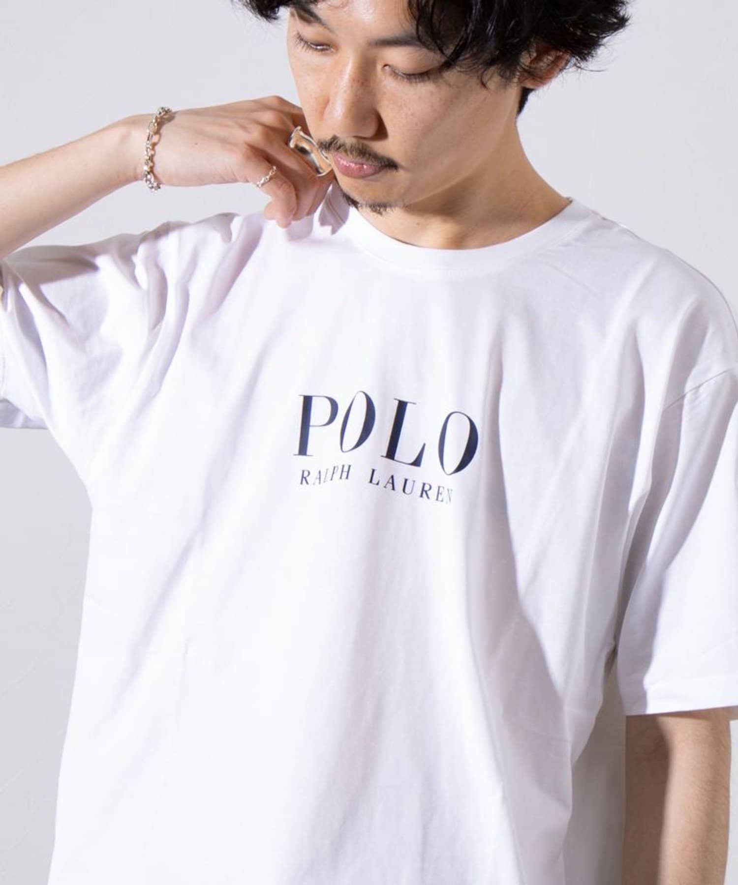 前身頃に大きくプリントしたブランドロゴがポイントのTシャツ・フロントにプリントされたロゴが目を惹く一枚・サイズ感は万能に合わせやすいベーシックサイズ・左裾にはブランドアイコンのポニーロゴをさりげなく配