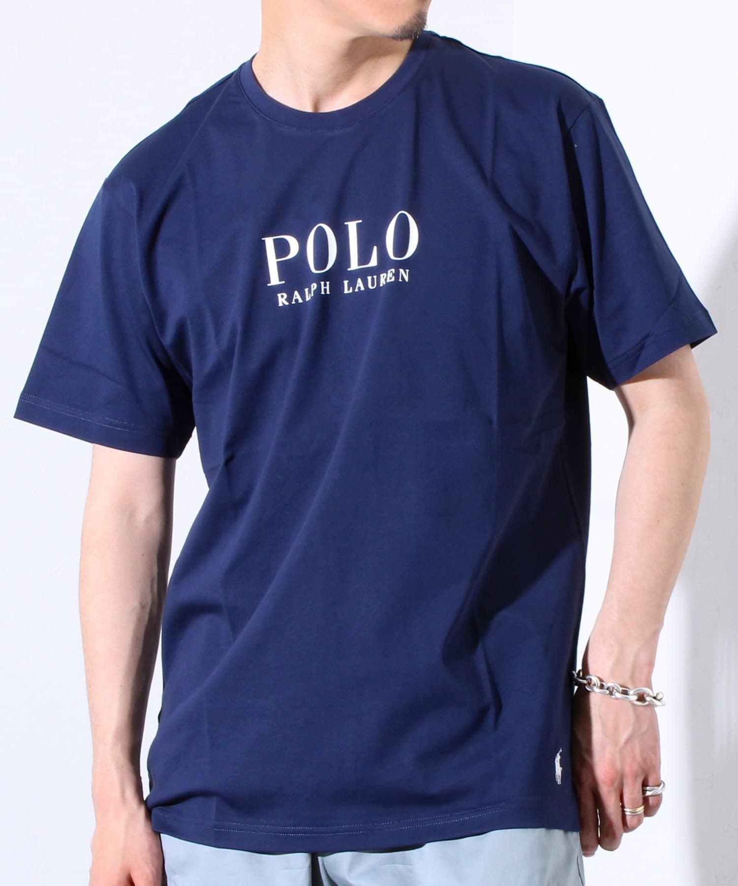 前身頃に大きくプリントしたブランドロゴがポイントのTシャツ・フロントにプリントされたロゴが目を惹く一枚・サイズ感は万能に合わせやすいベーシックサイズ・左裾にはブランドアイコンのポニーロゴをさりげなく配
