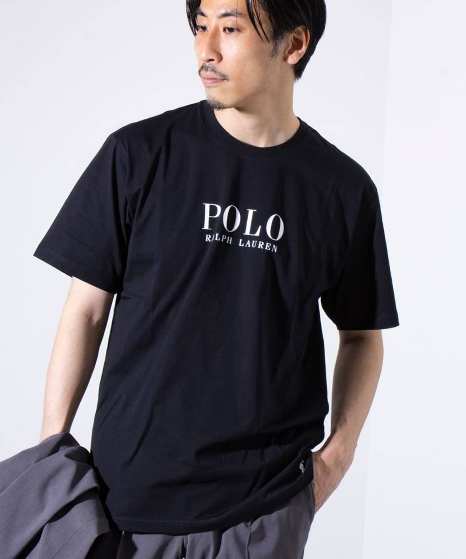 前身頃に大きくプリントしたブランドロゴがポイントのTシャツ・フロントにプリントされたロゴが目を惹く一枚・サイズ感は万能に合わせやすいベーシックサイズ・左裾にはブランドアイコンのポニーロゴをさりげなく配