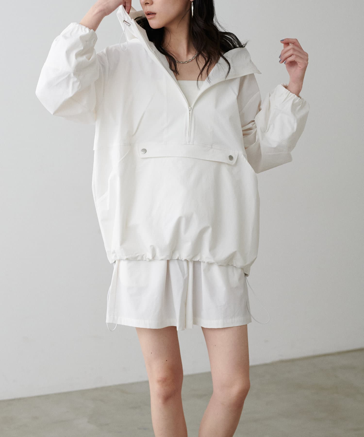ホワイトショートパンツ ウエストドローストリング付き - メルカリ