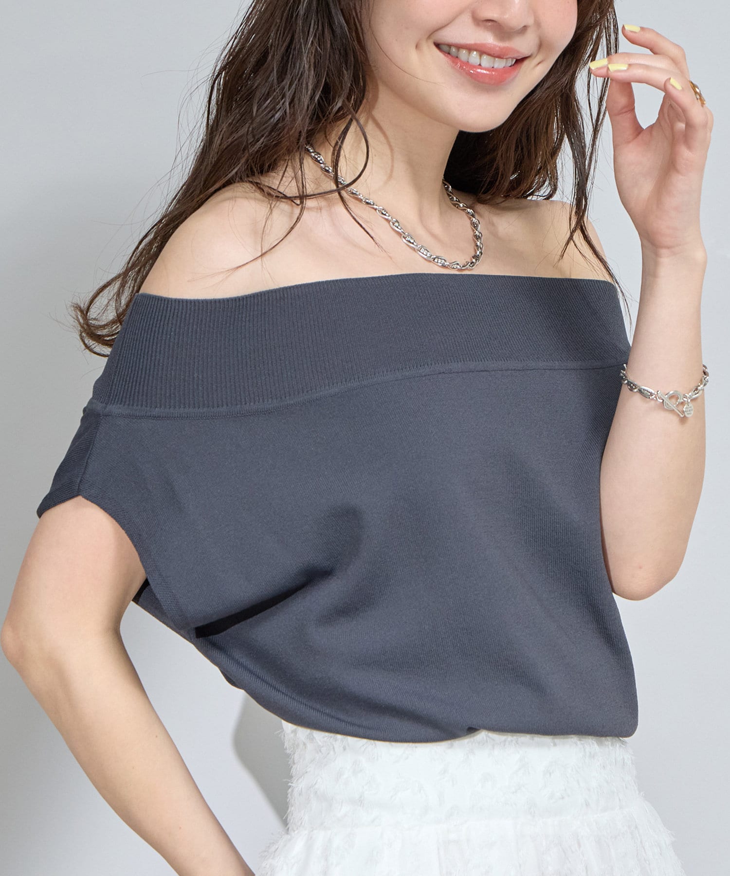 夏も快適に過ごせる機能付き"クールタッチニット"●デザインサラッとした風合いで夏でも着心地の良いフレンチニットです。オフショルのデザインでデコルテを美しく見せてくれます。一見ベーシ