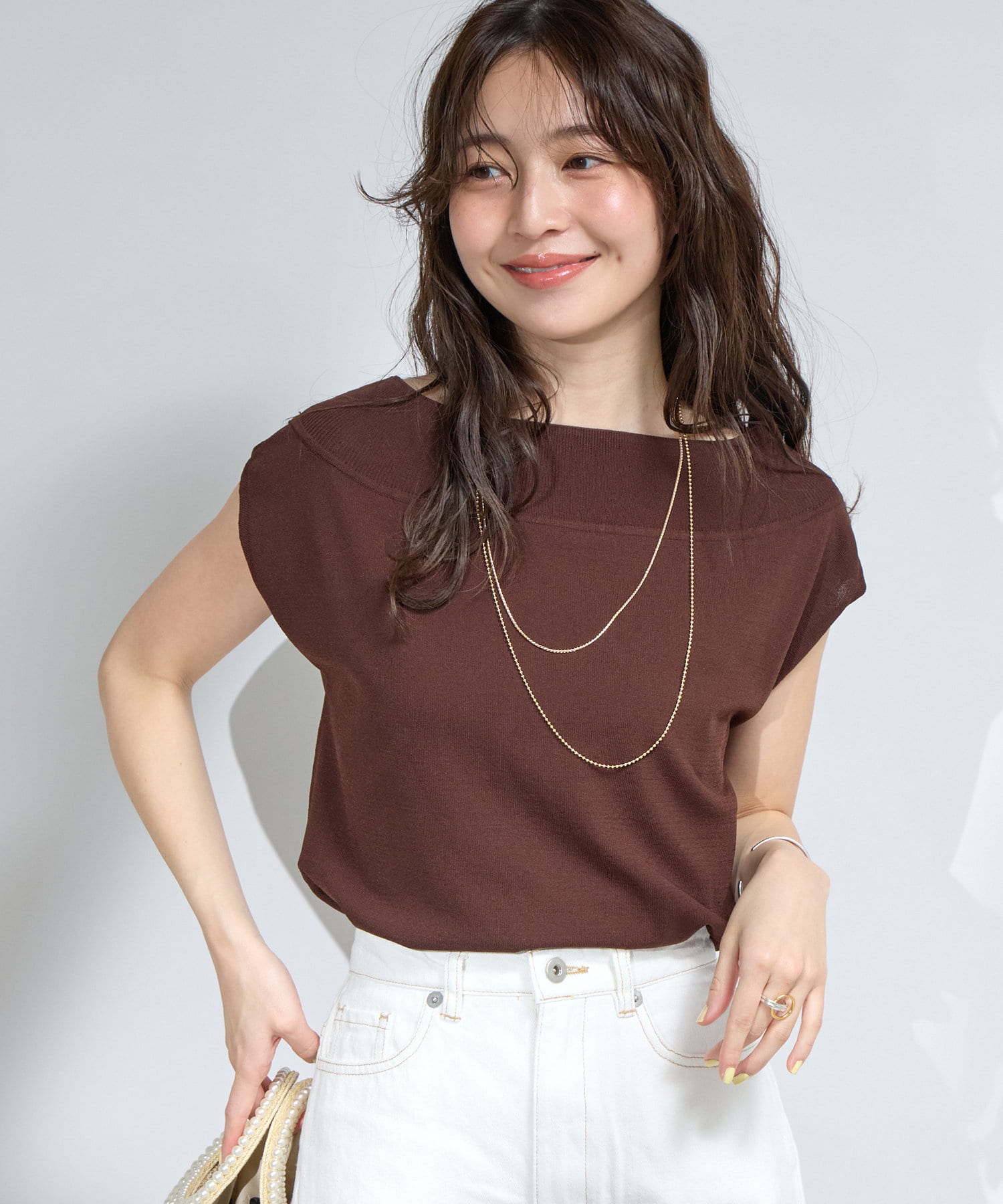 夏も快適に過ごせる機能付き"クールタッチニット"●デザインサラッとした風合いで夏でも着心地の良いフレンチニットです。オフショルのデザインでデコルテを美しく見せてくれます。一見ベーシ