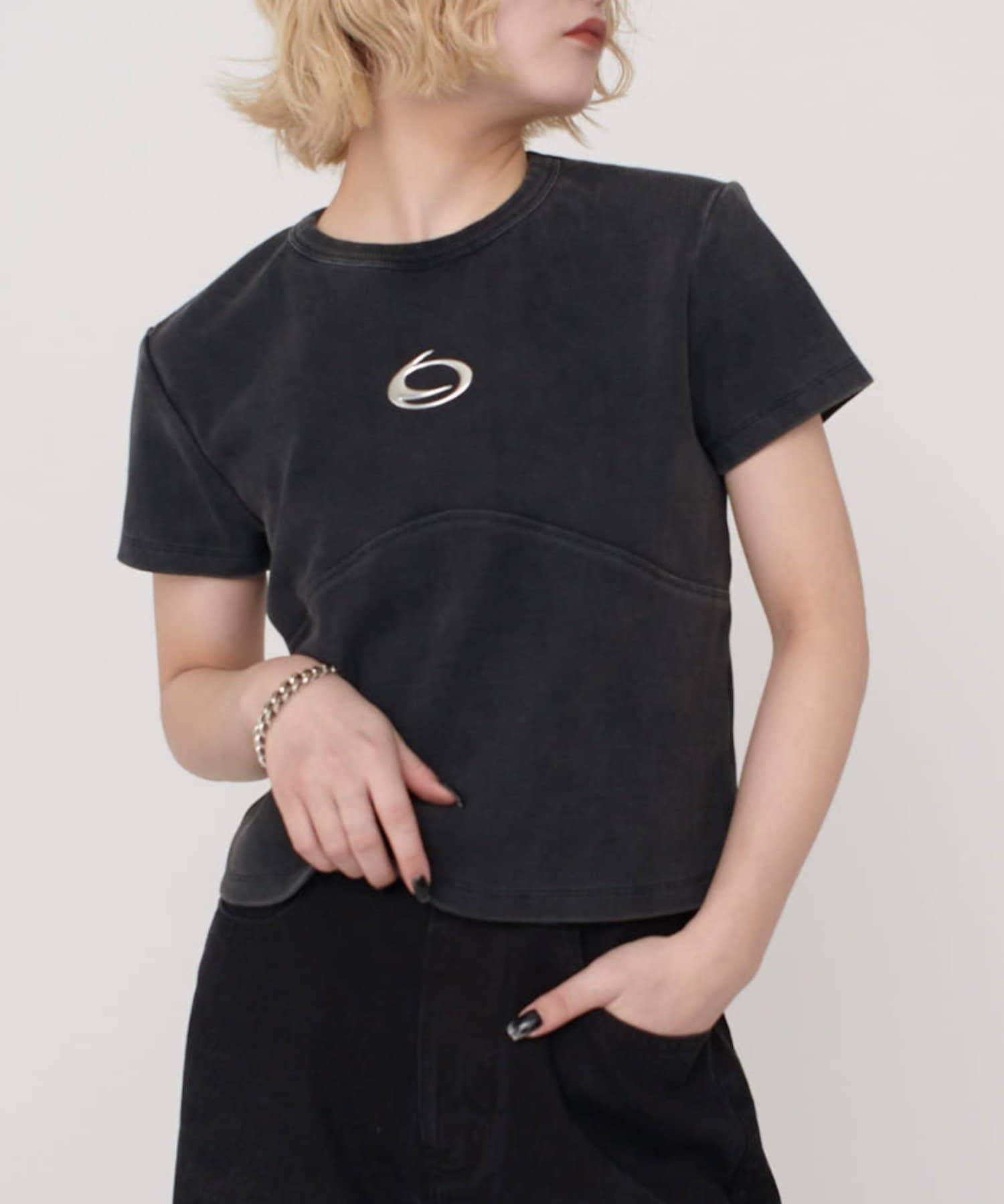 《 Lui'sインフルエンサーmi-企画 》一枚でモードにカッコよく着こなせるロゴＴシャツ【ポイント】・フロントには存在感と高級感のあるオリジナルロゴデザイン♡・一枚でもインナーとしても着や