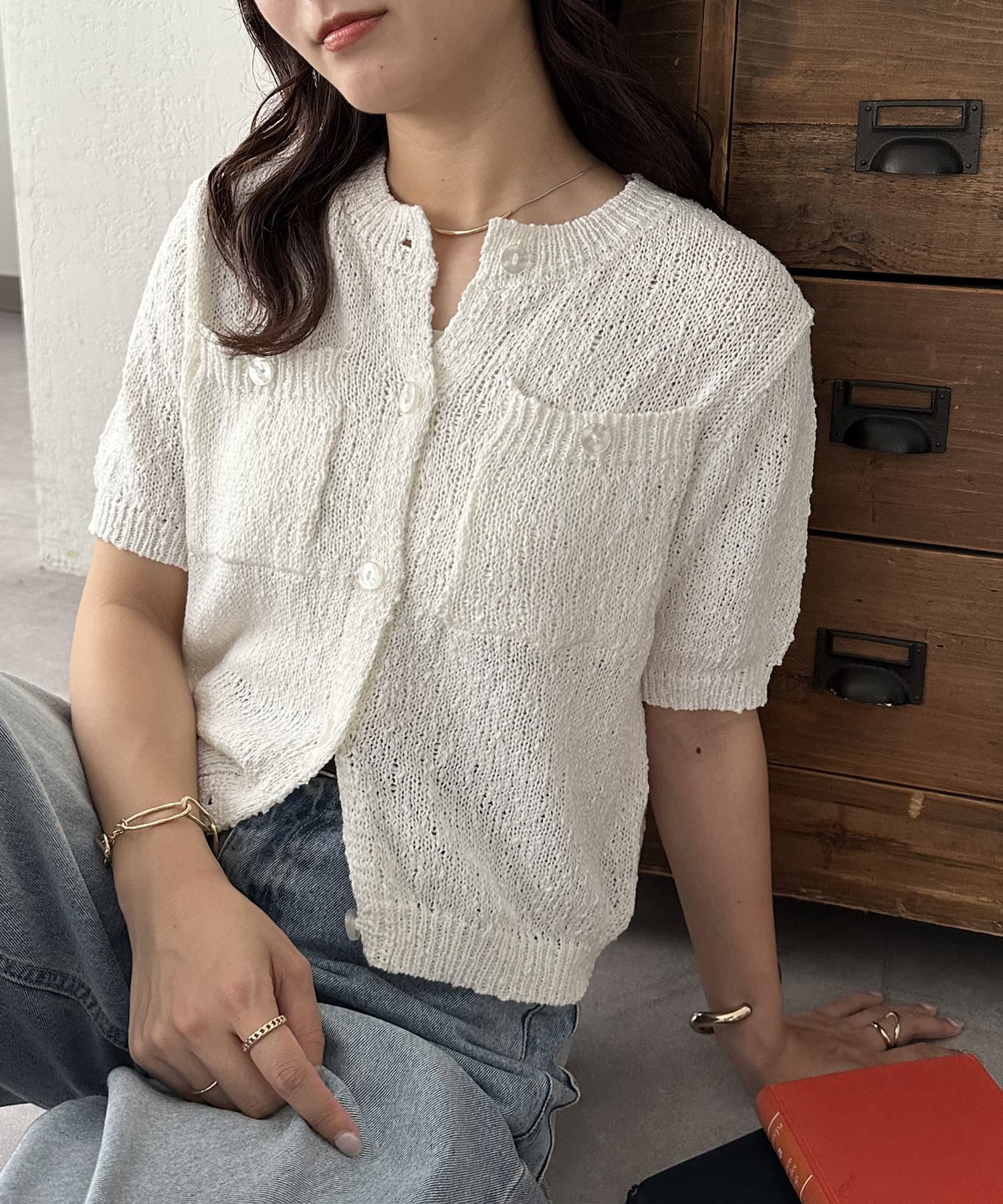 DISCOAT ONLINE LIMITED ITEMさらりと羽織る、夏におすすめの半袖カーディガン●デザインナチュラルな風合いとこなれ感が魅力のポケット付き半袖カーディガン。ざっくりとした編地が涼し