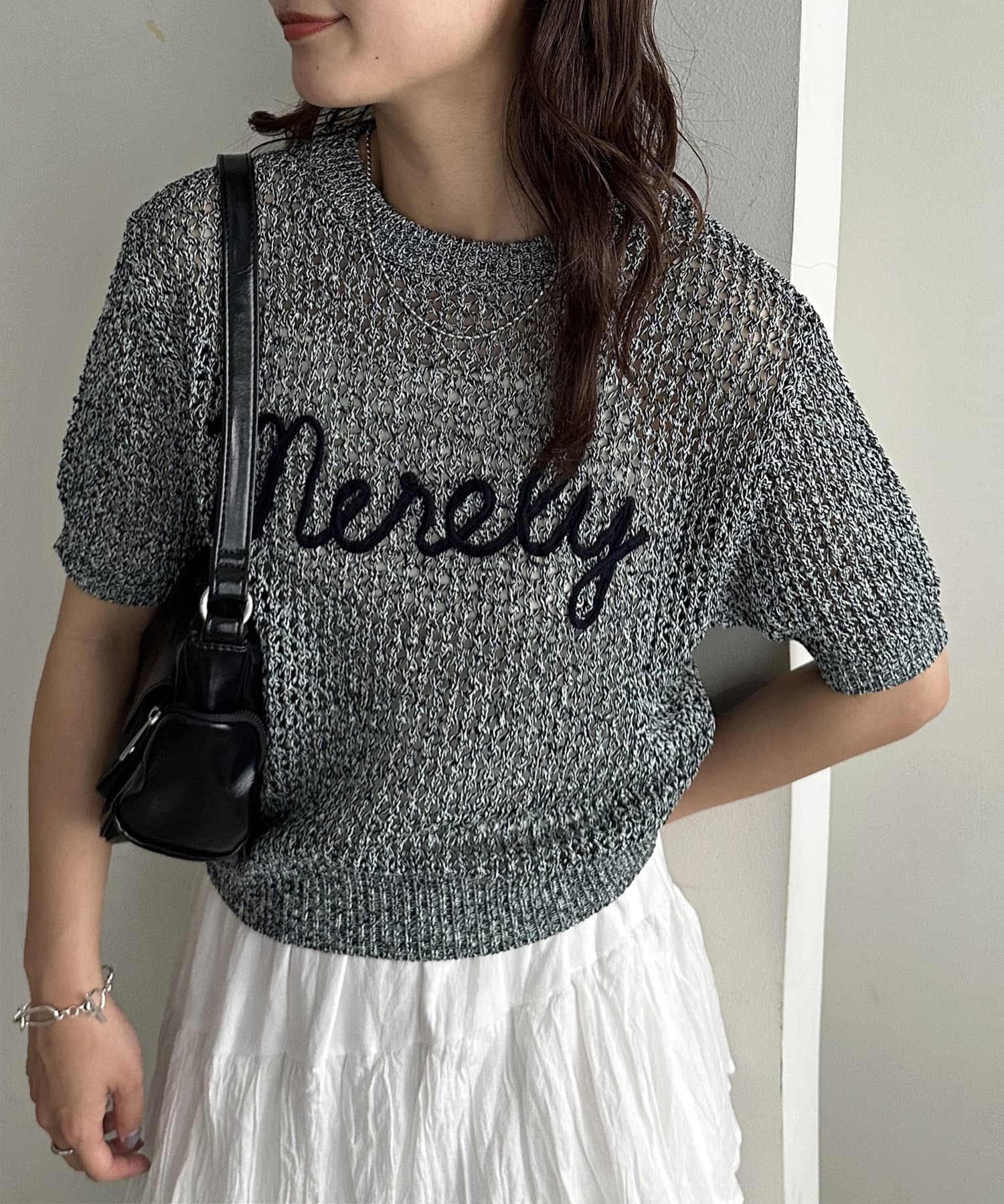 DISCOAT ONLINE LIMITED ITEM奥行きのある立体的なコード刺繍がポイント！⚫︎デザイン繊細なメッシュ編みの本体に、立体的なコード刺繍ロゴを施したプルオーバー。ざっくり感のある透か