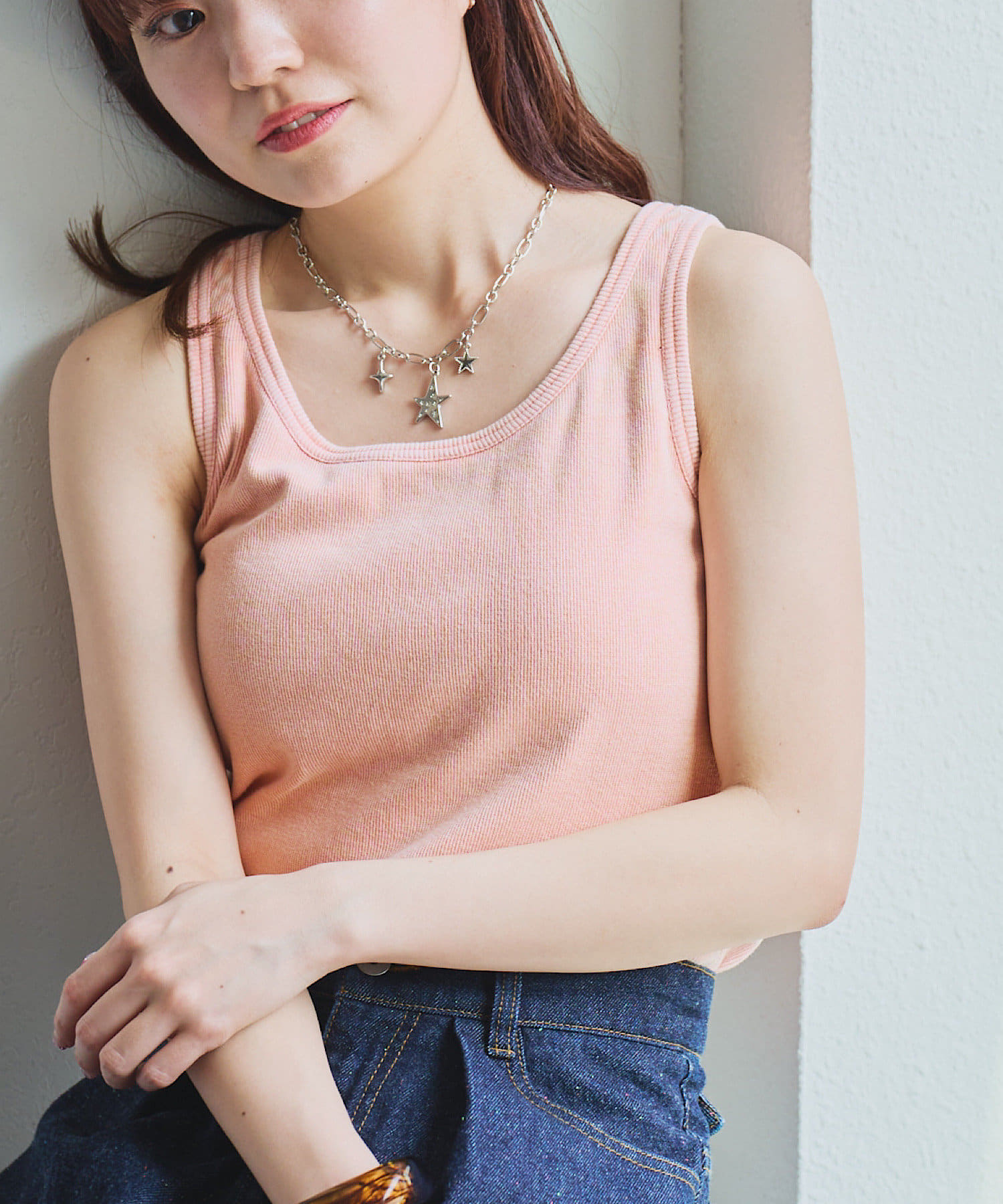 一枚で着られる万能カップ付きタンク　■デザインリラックス感ときちんと感を両立したカップ付きリブタンク。柔らかなリブ素材で程よいフィット感があり、身体のラインを美しく見せてくれます。カップは取り外し可能