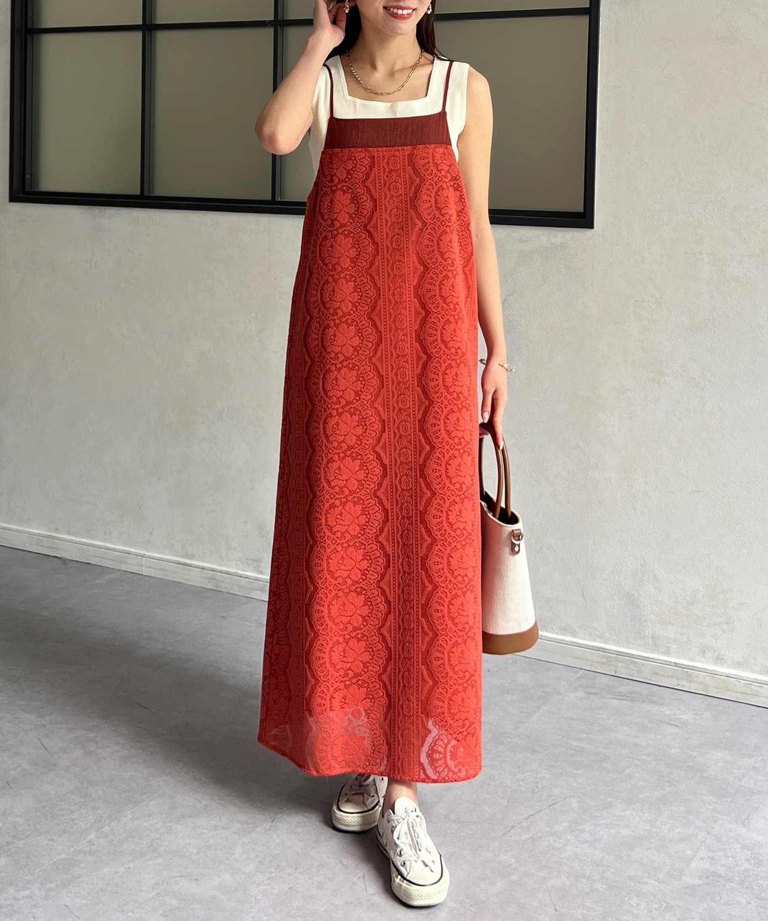バックスタイルまでも可愛い大人カジュアルワンピース■point華やかなレースが存在感をだし、トレンドのレイヤードスタイルが楽しめるレースキャミワンピース。肩ストラップは長さの調整も可能なので身長に合わ