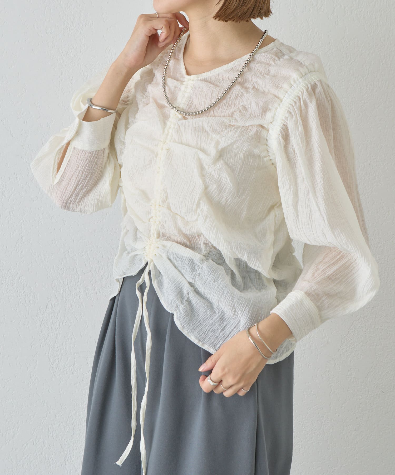【2025 Spring ＆ Summer Pre Order】ギャザーをたっぷりと落とし込んだデザインシャツたっぷりギャザーを入れた贅沢なブラウス。１枚で華やかなスタイリングが完成。ボリュームがです
