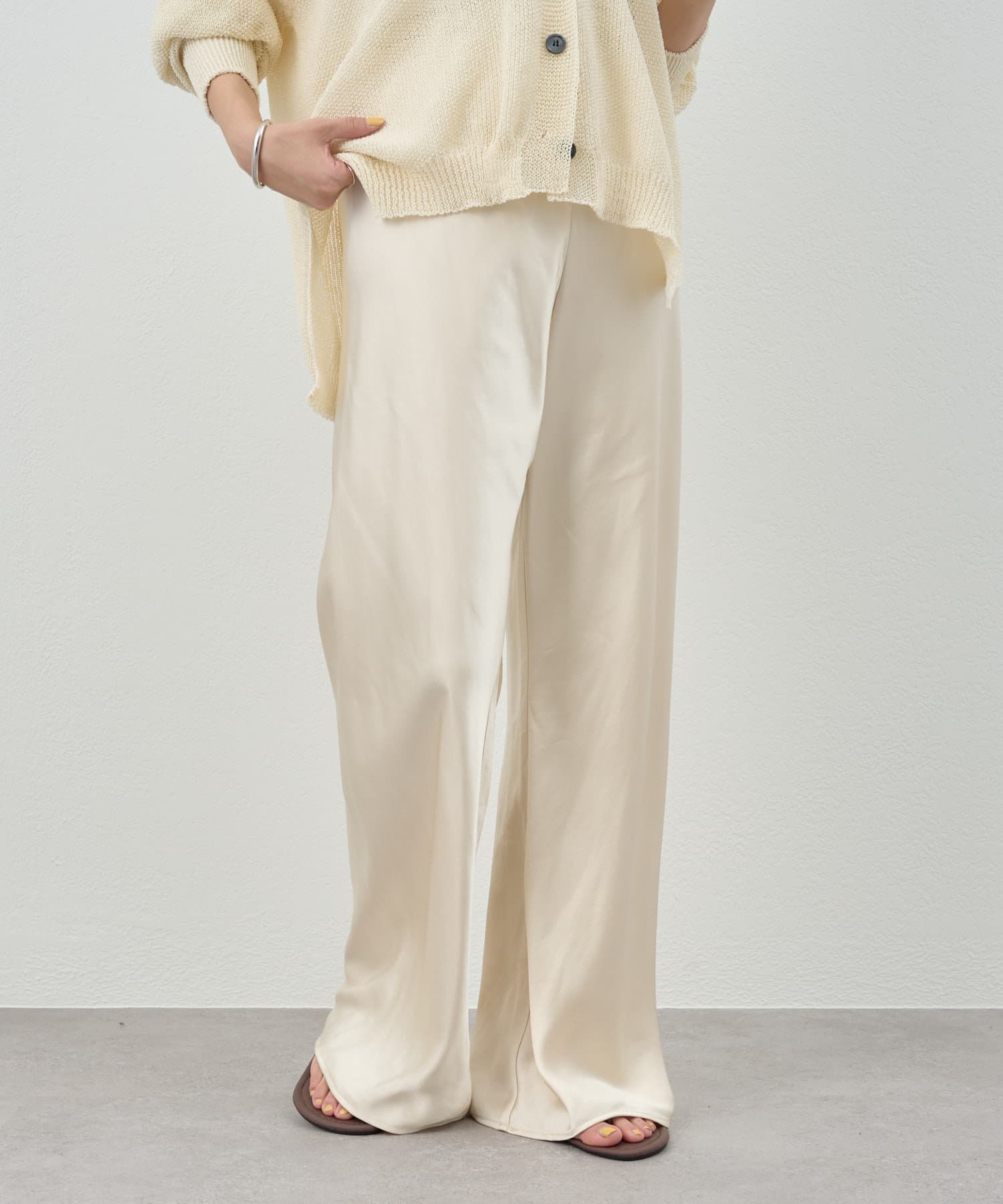 【2025 Spring ＆ Summer Pre Order】ツヤ感が魅力のサテンパンツ。程良いワイドシルエットが抜け感を演出して、旬なコーディネートにしてくれます。滑らかなとろみのある光沢で高級感