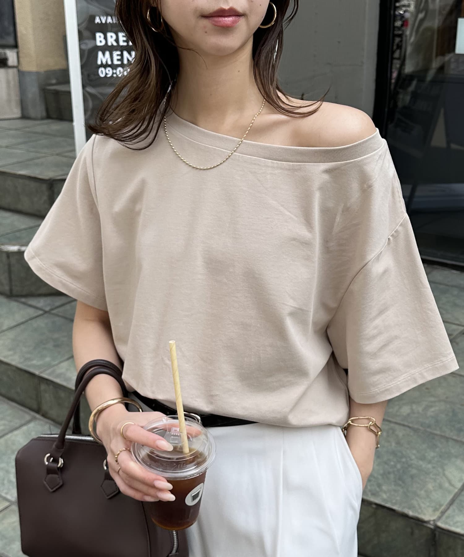 シンプルだけど、ワンランク上の着こなしを楽しみたい！そんな願いを叶えるワンショルTシャツが登場！●デザイン肩のラインを美しく魅せ、女性らしい柔らかな雰囲気を楽しめるワンショルプルオーバー。大胆すぎない