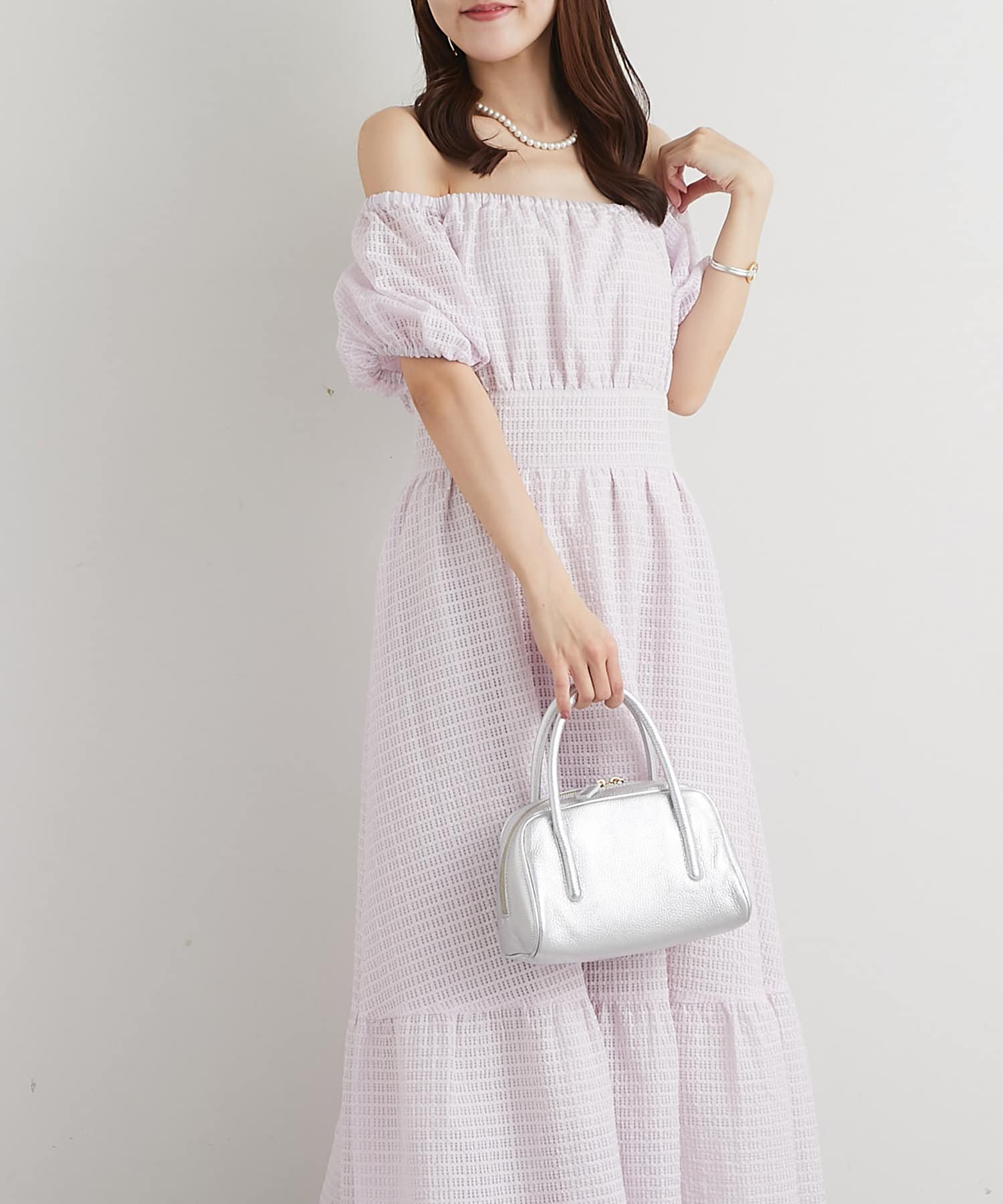 女子力UPが叶う華やぎワンピース●デザイン可愛らしさと上品さを兼ね備えたロングワンピースです。トレンドのシアー感のある程よくハリのある素材で、美しいシルエットを保ちます。オフショルにもできる2WAY仕