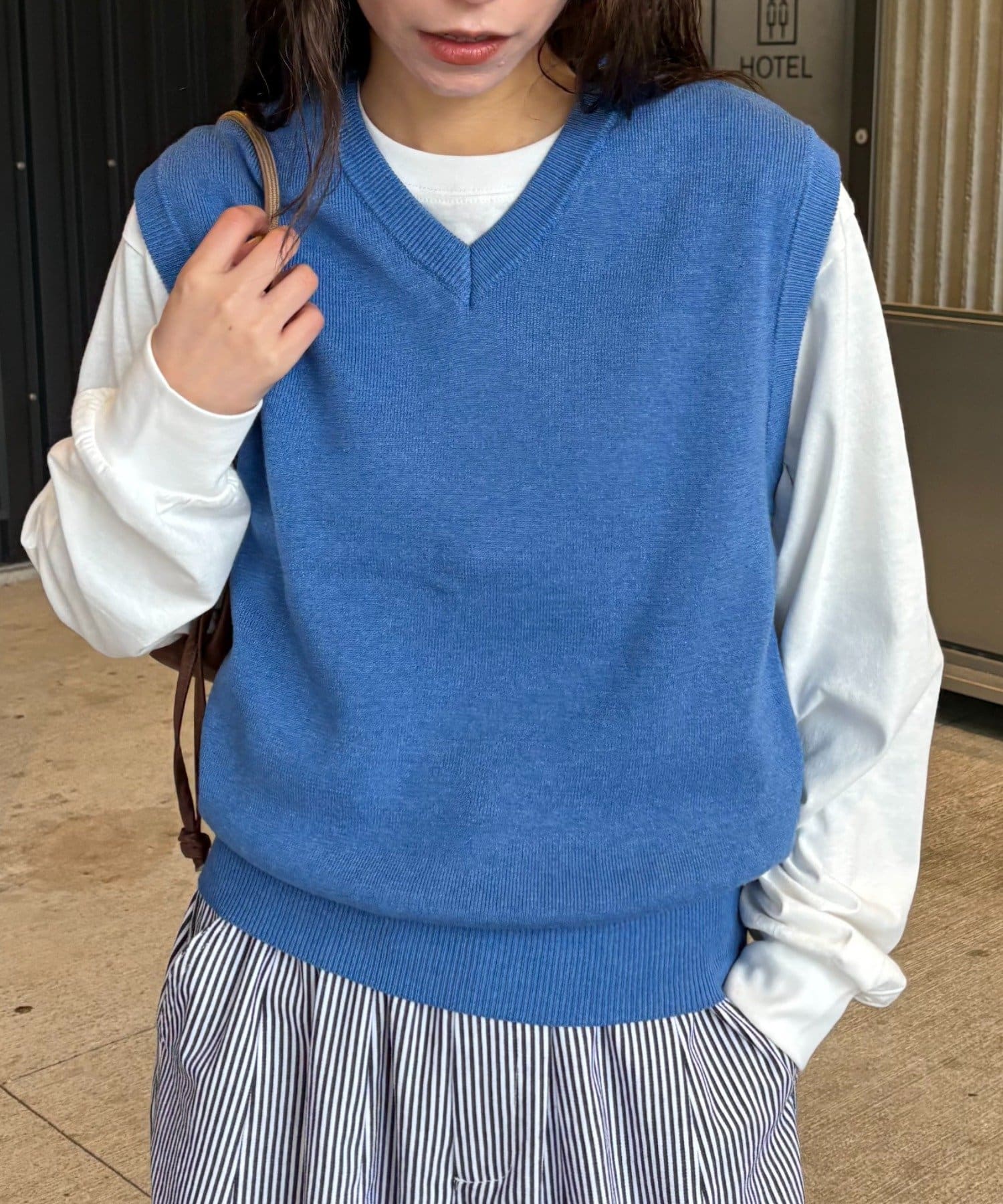 【WEB限定】いつものコーデにプラスワン☆着回し力抜群のサマーニットベスト■デザインシンプルなベストなので、様々なアイテムと相性抜群！Vネックデザインにすることで、顔周りをすっきりと見せてくれます。春