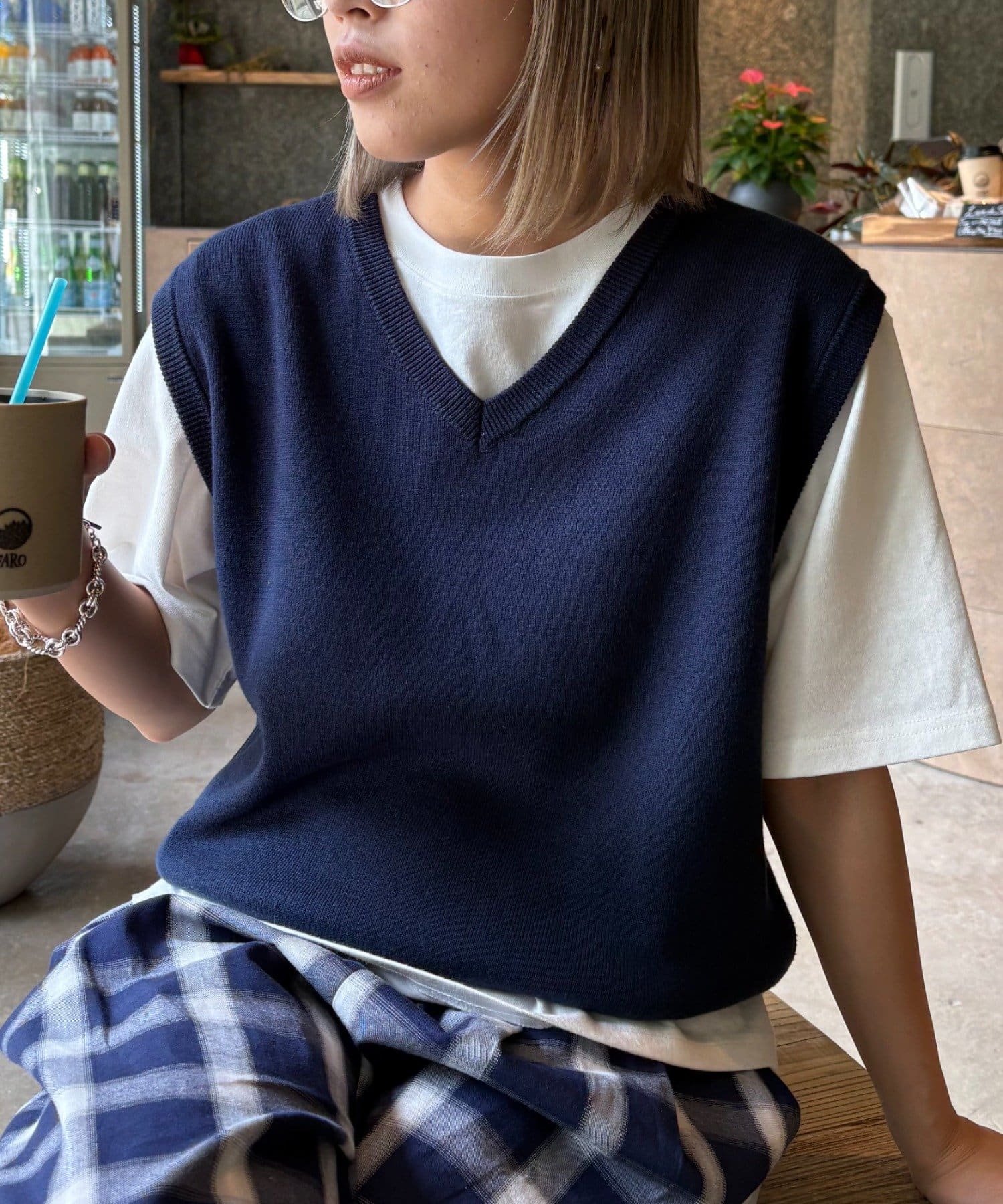 【WEB限定】いつものコーデにプラスワン☆着回し力抜群のサマーニットベスト■デザインシンプルなベストなので、様々なアイテムと相性抜群！Vネックデザインにすることで、顔周りをすっきりと見せてくれます。春