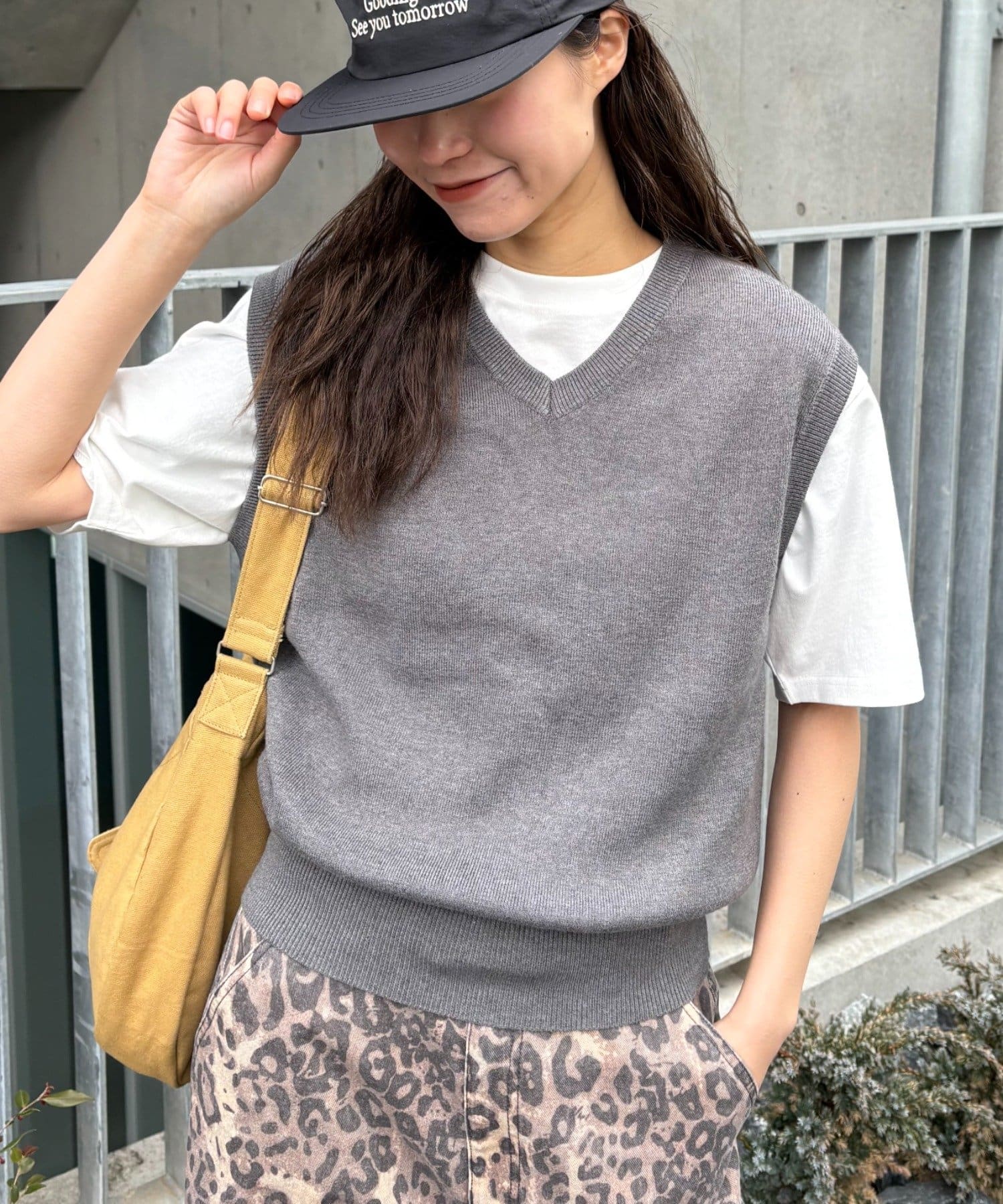 【WEB限定】いつものコーデにプラスワン☆着回し力抜群のサマーニットベスト■デザインシンプルなベストなので、様々なアイテムと相性抜群！Vネックデザインにすることで、顔周りをすっきりと見せてくれます。春