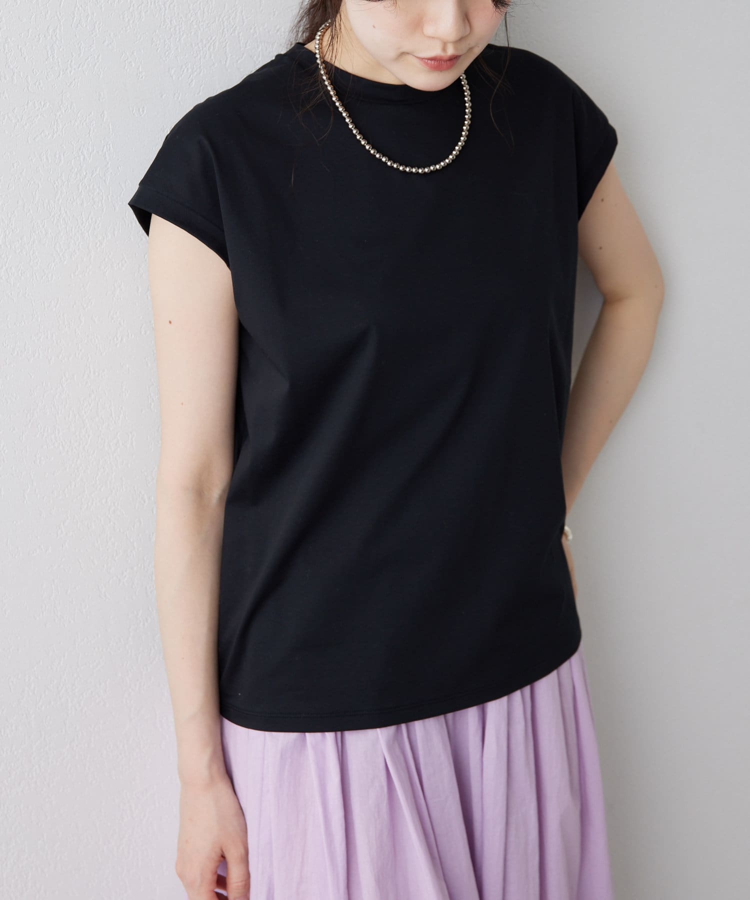 【2025SS】シンプルデザインが嬉しい、上品なフレンチスリーブTEE■タイトなクルーネックデザインのスリーブカットソー。■特殊加工によるシルクのような滑らかでサラサラとした風合いが魅力。■程よくゆと