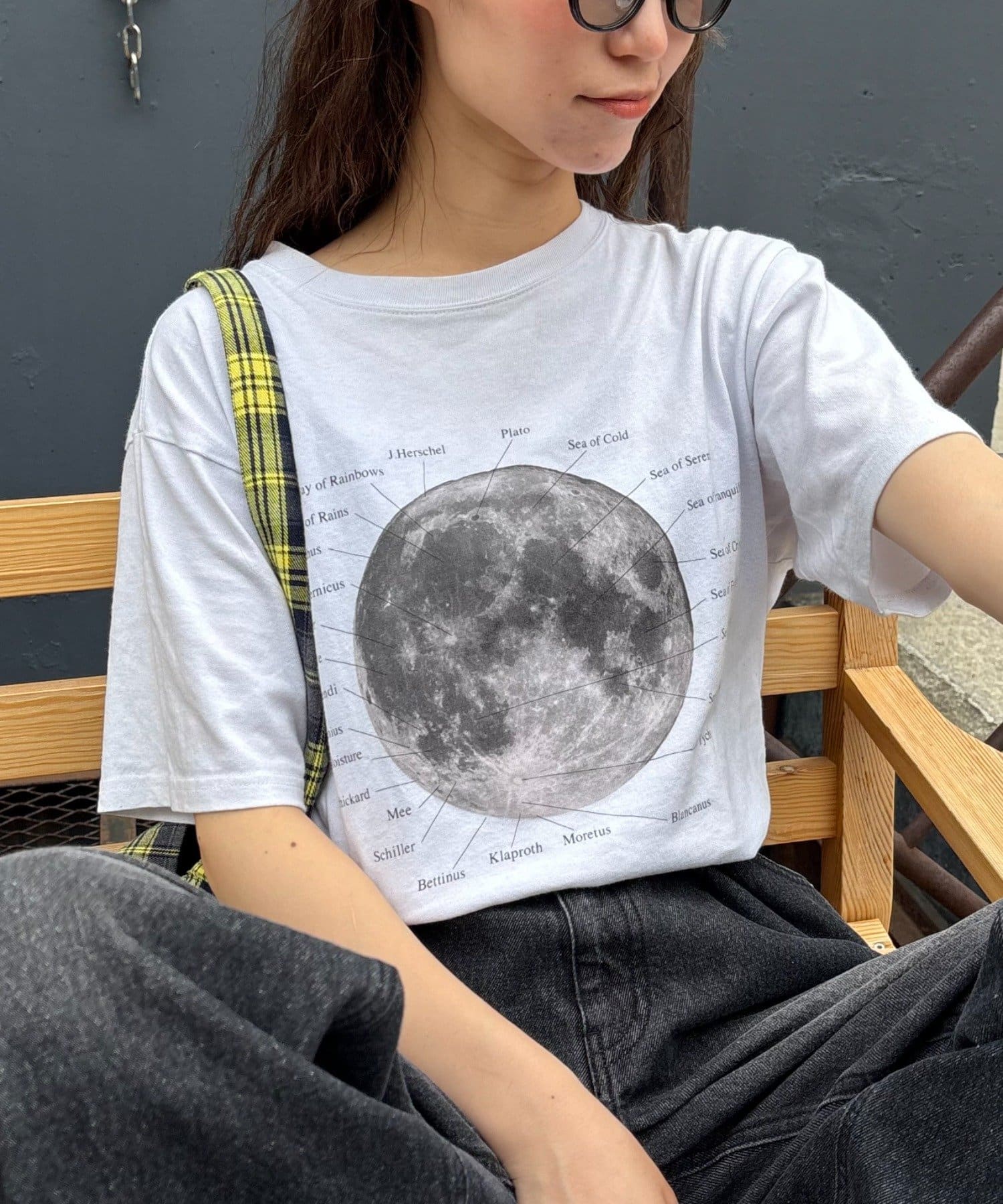 【WEB限定】昨年大人気だったムーンTEEが待望のリバイバル！！大きめプリントが目を惹く春夏おすすめのプリントTeeが登場！■デザインフロント部分のムーンプリントが目を惹く1枚。着心地のよい柔らかい生