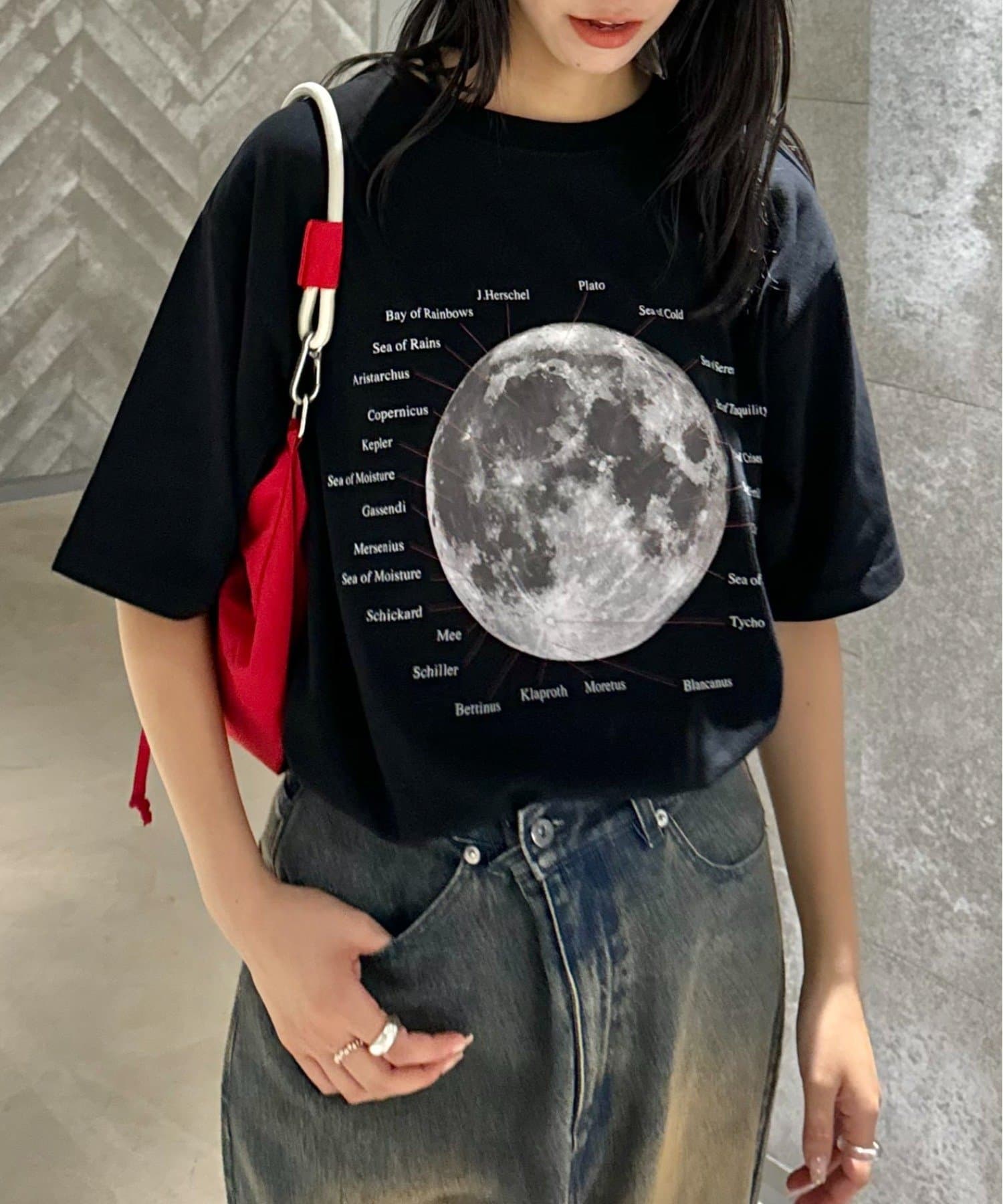 【WEB限定】昨年大人気だったムーンTEEが待望のリバイバル！！大きめプリントが目を惹く春夏おすすめのプリントTeeが登場！■デザインフロント部分のムーンプリントが目を惹く1枚。着心地のよい柔らかい生