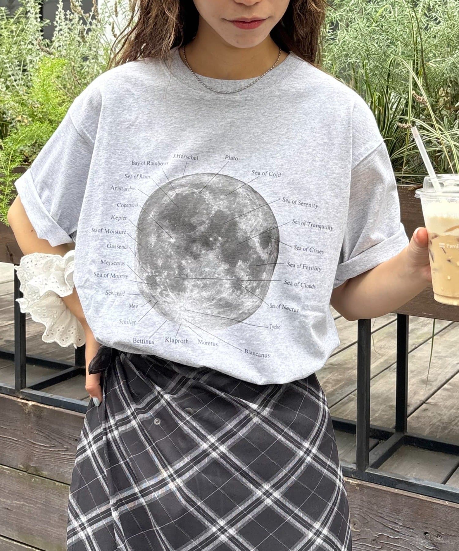 【WEB限定】昨年大人気だったムーンTEEが待望のリバイバル！！ボディカラーとアースグラフィックが増えました！！大きめプリントが目を惹く春夏おすすめのプリントTeeが登場！■デザインフロント部分のムー