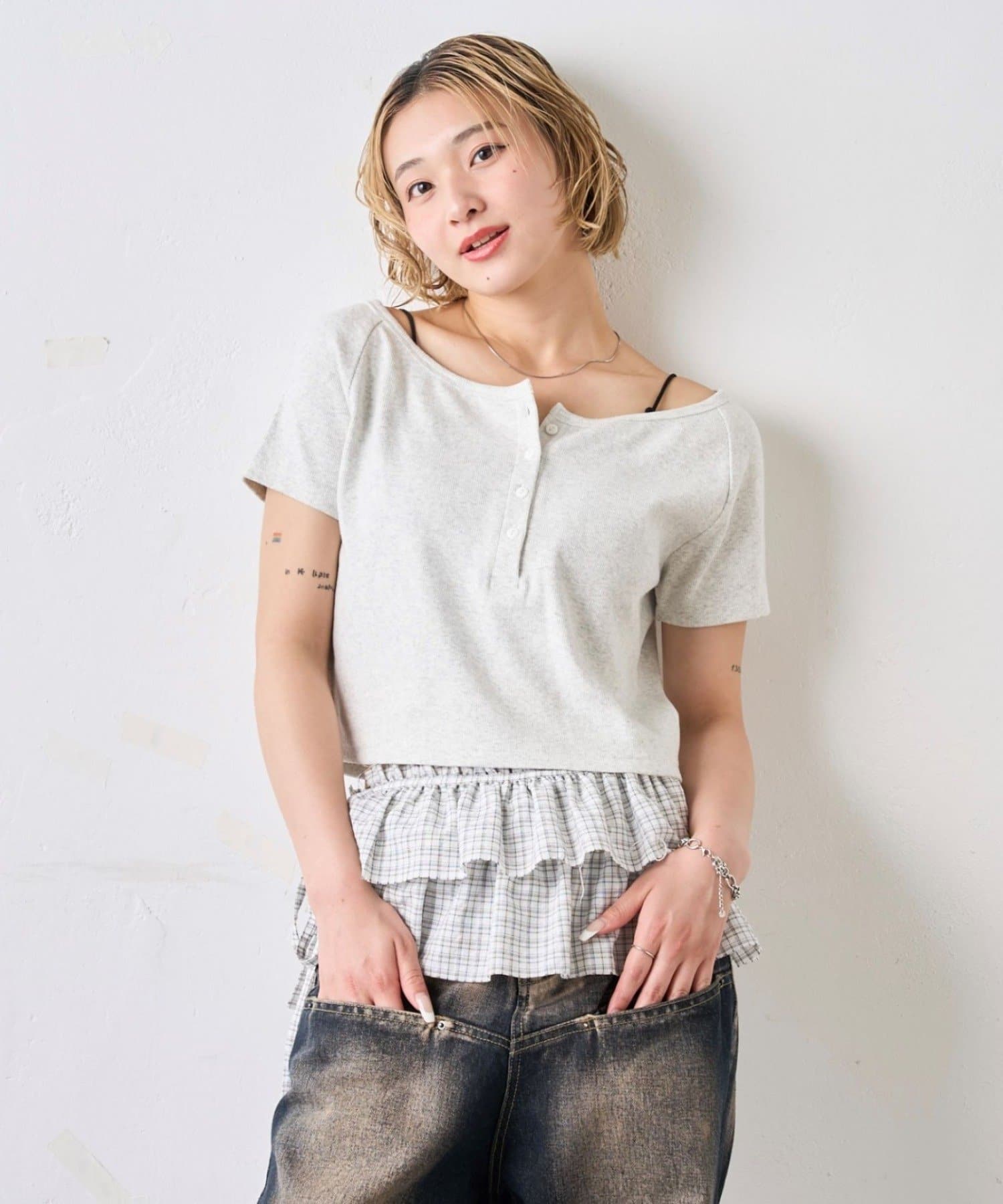 WHO’S WHO gallery(フーズフーギャラリー) オフショルヘンリーネック半袖TEE