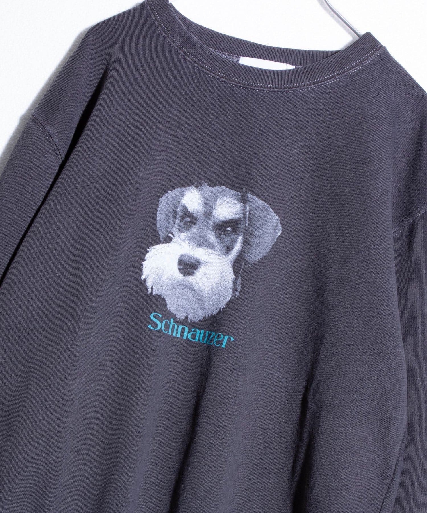 GLOSTER新定番である犬猫プリントシリーズのピグメント裏毛プルオーバースウェットが登場！形は前回同様リラックスシルエット/ビッグシルエット、ドロップショルダーで、男女問わず着ていただけるユニセック