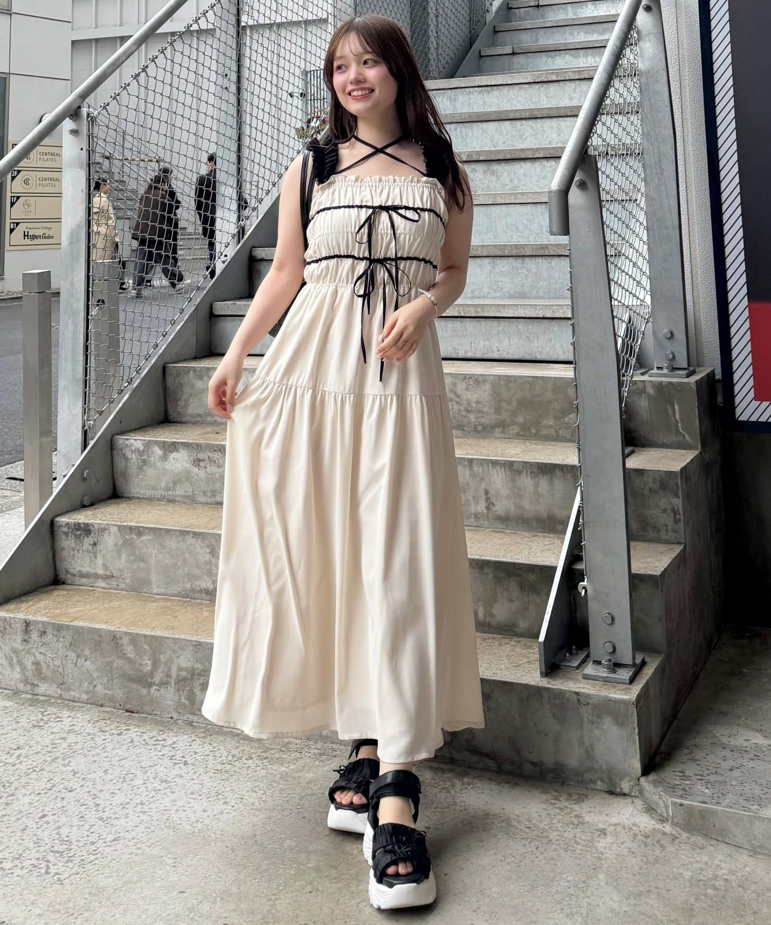Yui【＠_.yuiiuy._/天神ソラリア店スタッフ】考案大人かわいい雰囲気で着やせも叶うワンピースパルクローゼット、店舗限定アイテムです。■デザイン・胸元のリボン、繊細なチュールの肩紐、ふんわり広