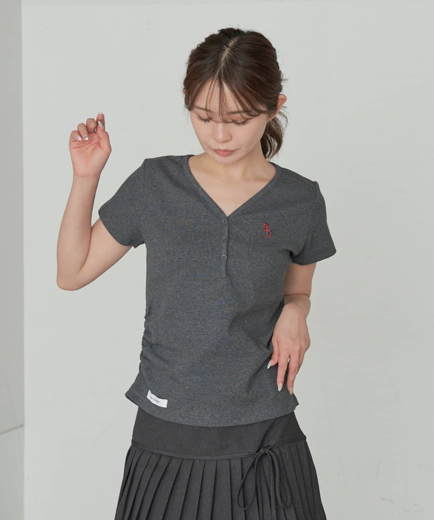 大人気のトップス、Vネックヘンリー胸刺繍ロンTに半袖が登場！！▶今季注目の『ピンク』が加わりましたVネックヘンリー胸刺繍ロンTはこちらをクリック◎ー 商品コメント ー・カジュアルスタイルに取り入れたい