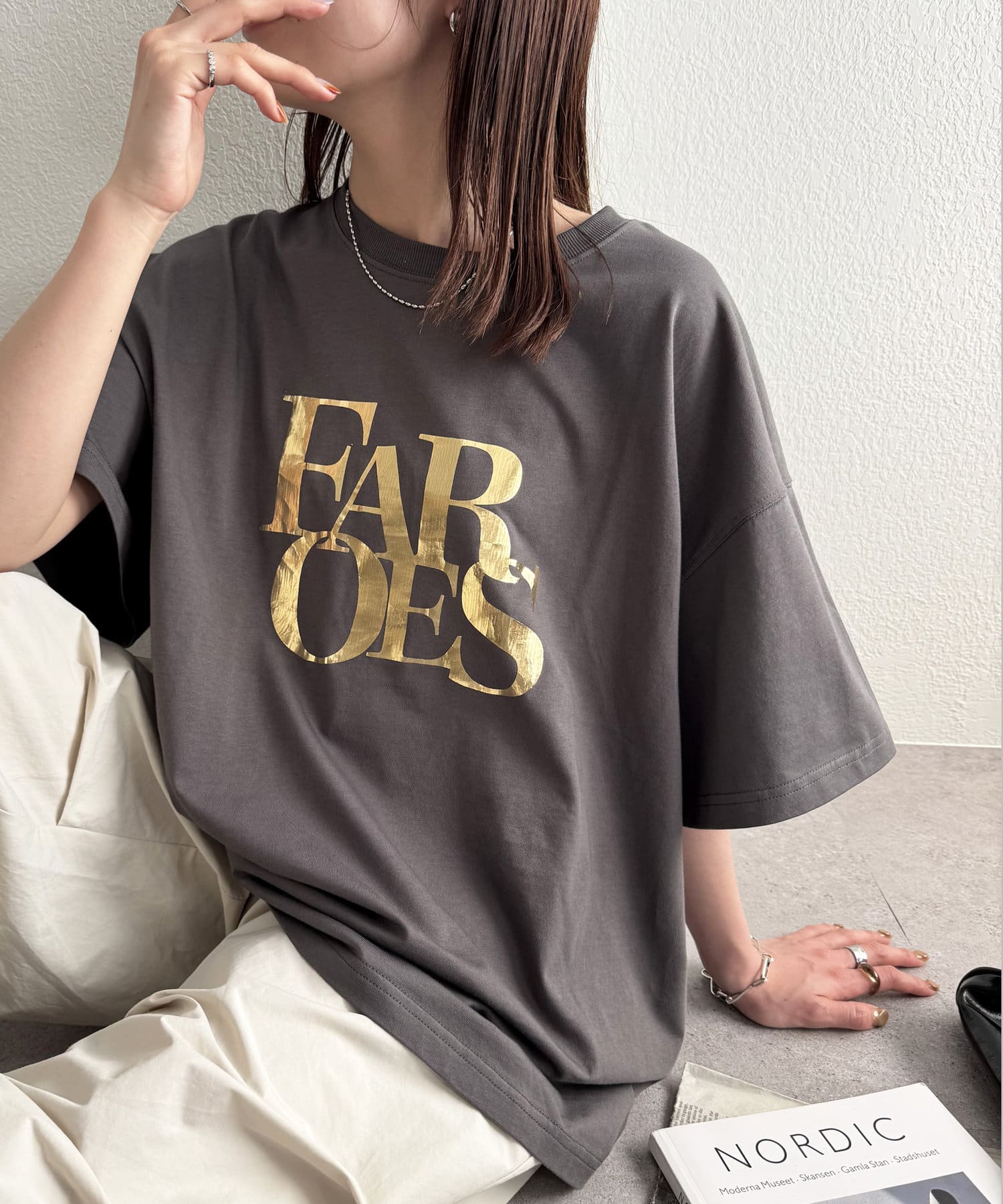 1枚でサマになる、上品な光沢感のロゴTシャツ！●デザイン箔プリントが、シンプルながらも洗練された雰囲気を演出。あえてひび割れ加工を施したことでこなれ感のあるアイテムに仕上げました！​カジュアルすぎない