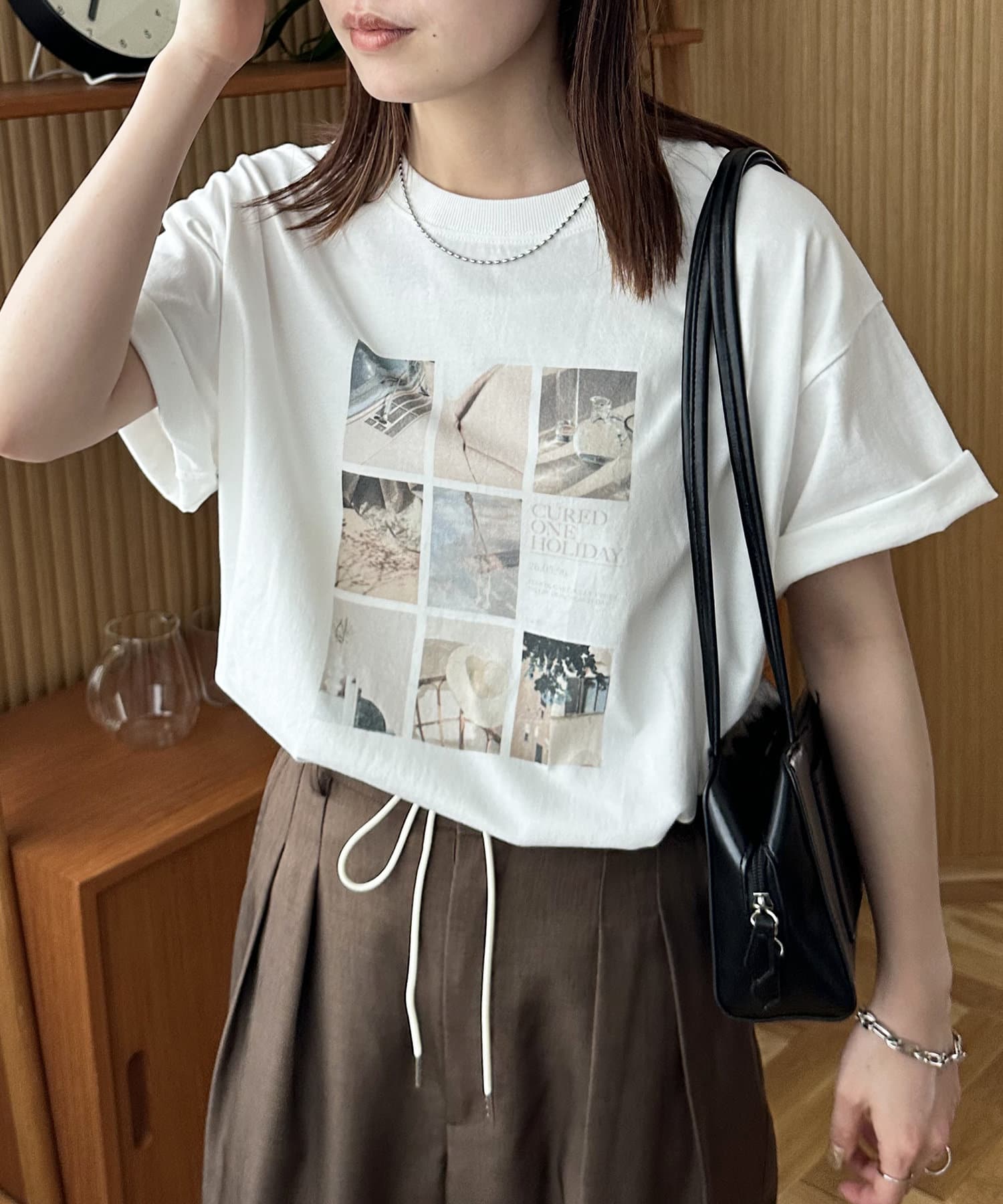 淡いフォトが目を惹く、1枚でサマになるＴシャツ●デザイン淡いトーンのフォトコラージュ風プリントが施されたTシャツ。雰囲気のある１枚なので、シンプルなボトムに合わせるだけでこなれた印象に！体のラインを拾