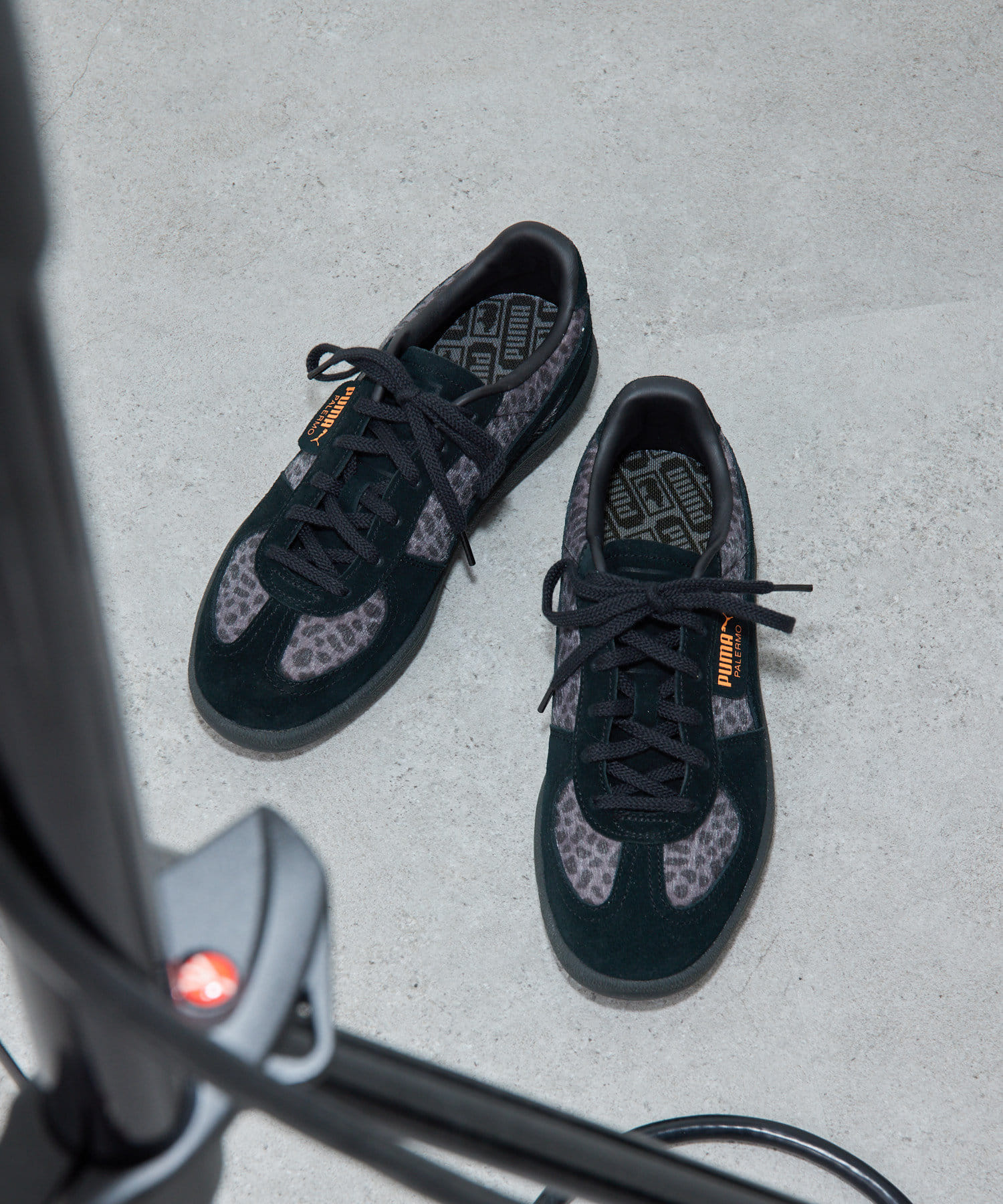【PUMA(プーマ)】プーマ(PUMA AG Rudolf Dassler Sport)は、ドイツヘルツォーゲンアウラッハを本拠地とする世界的なスポーツブランド。スポーツ用品からシューズ、スポーツウェ